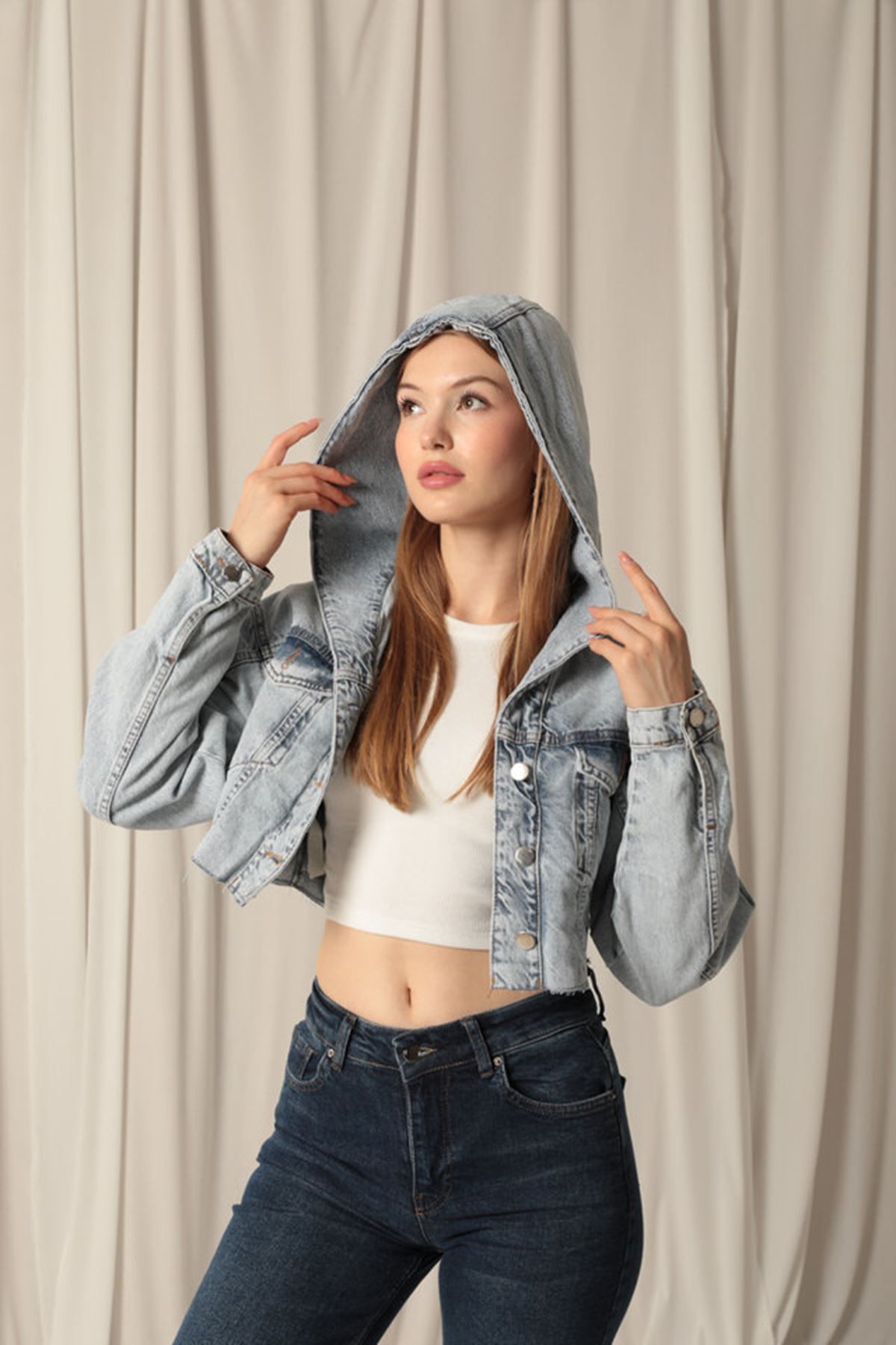 BEEMU Denim Kumaş Kapüşonlu Kısa Kadın Açık Mavi Kot Ceket