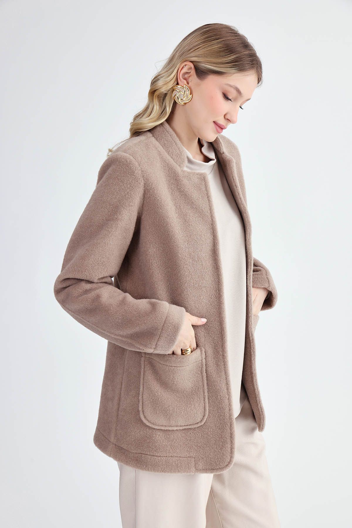 Vitrin-Padded Judge Collar Long Felt Jacket 4