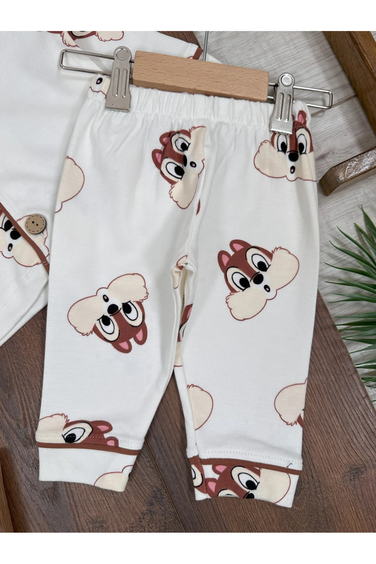 Bolly Baby Sincap Baskılı %100 Pamuk Yumuşak Doku Kruvaze Yaka Önden Düğmeli Unisex Mevsimlik Pijama Takımı fotoğrafı 2 (önizleme)