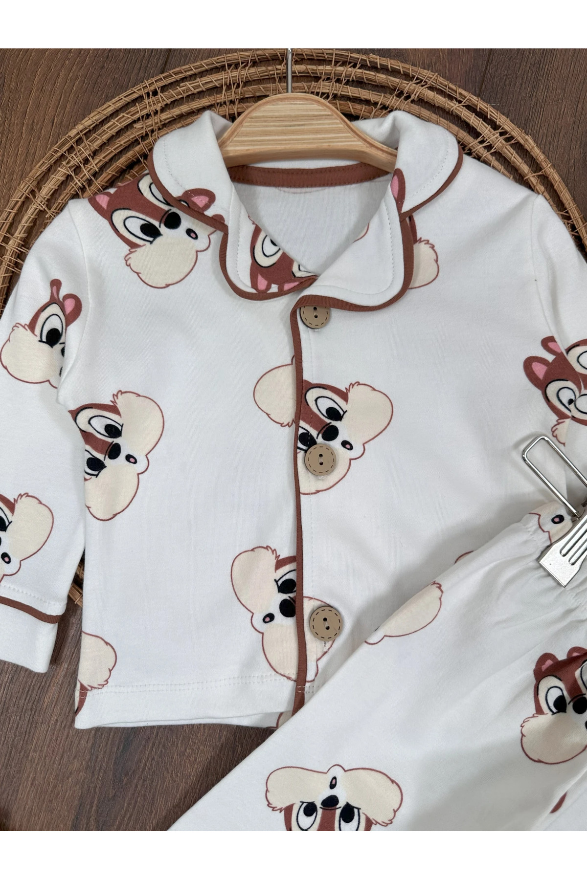 Bolly Baby Sincap Baskılı %100 Pamuk Yumuşak Doku Kruvaze Yaka Önden Düğmeli Unisex Mevsimlik Pijama Takımı fotoğrafı 5 (önizleme)