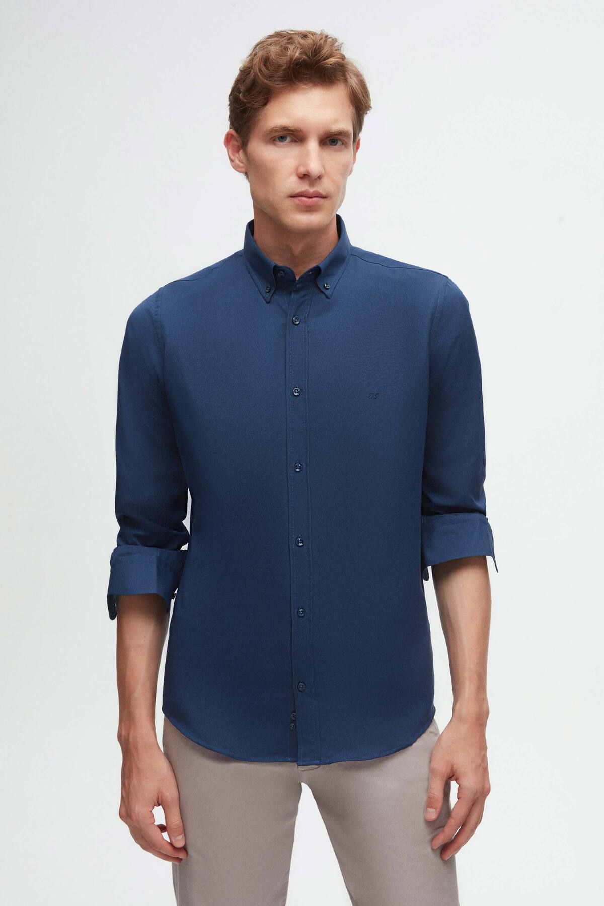 le marié ds slim fit indigo avec le bouton doxford est facile à repasser