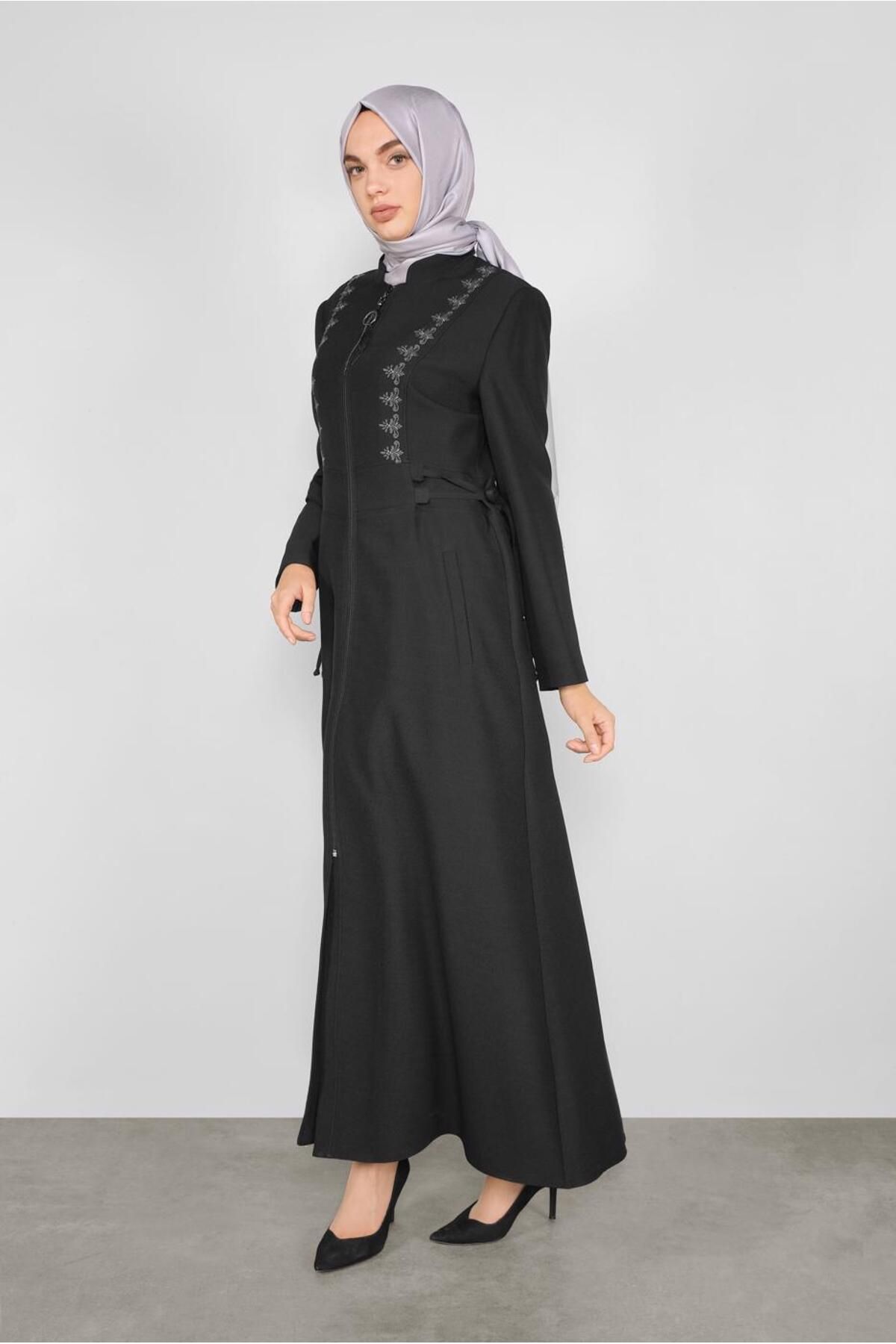 مانتوی بلند پوشیده سیاه زنانه از طرف دیگر با توری تاپ گلدوزی آلوینا Alvina