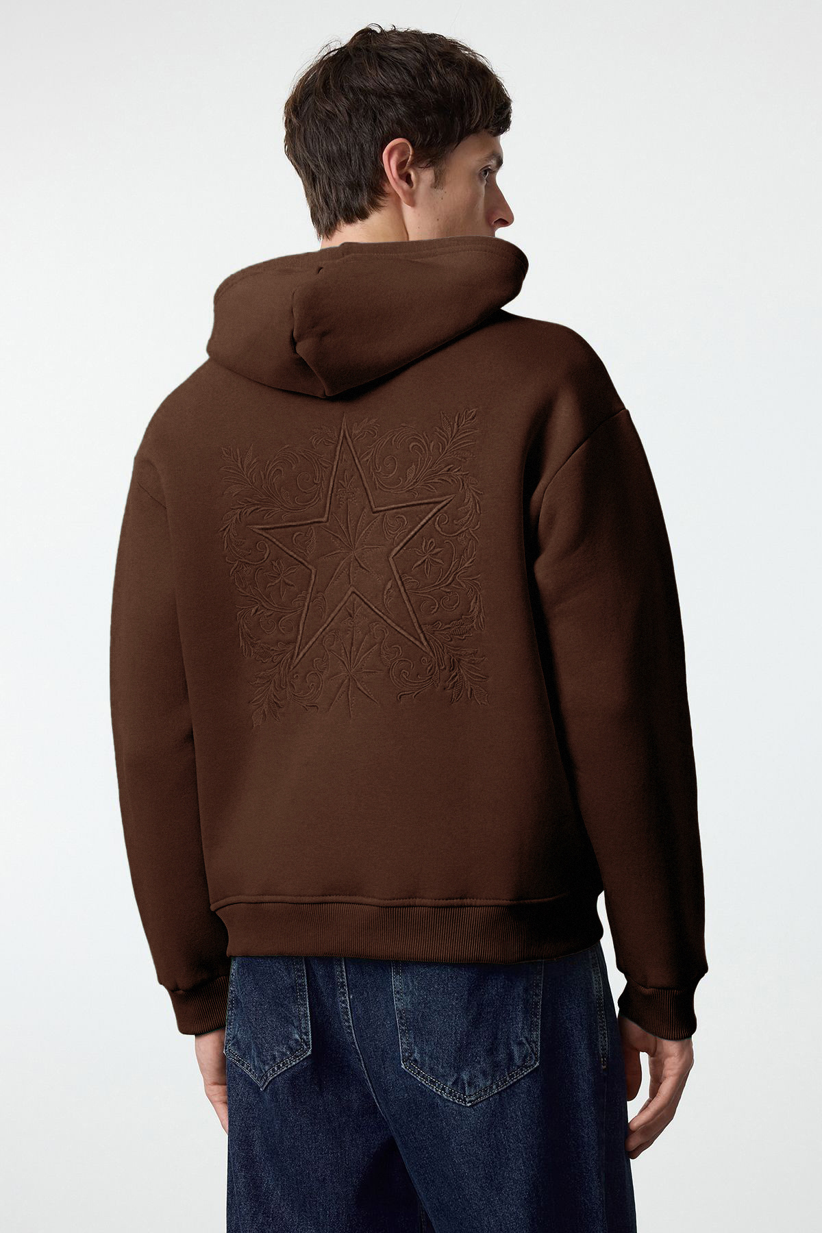 Trendyolmilla Man Koyu Kahverengi Oversize/Geniş Kesim Sırtı Nakış Detaylı Kapüşonlu Sweatshirt TMNAW25SW00142