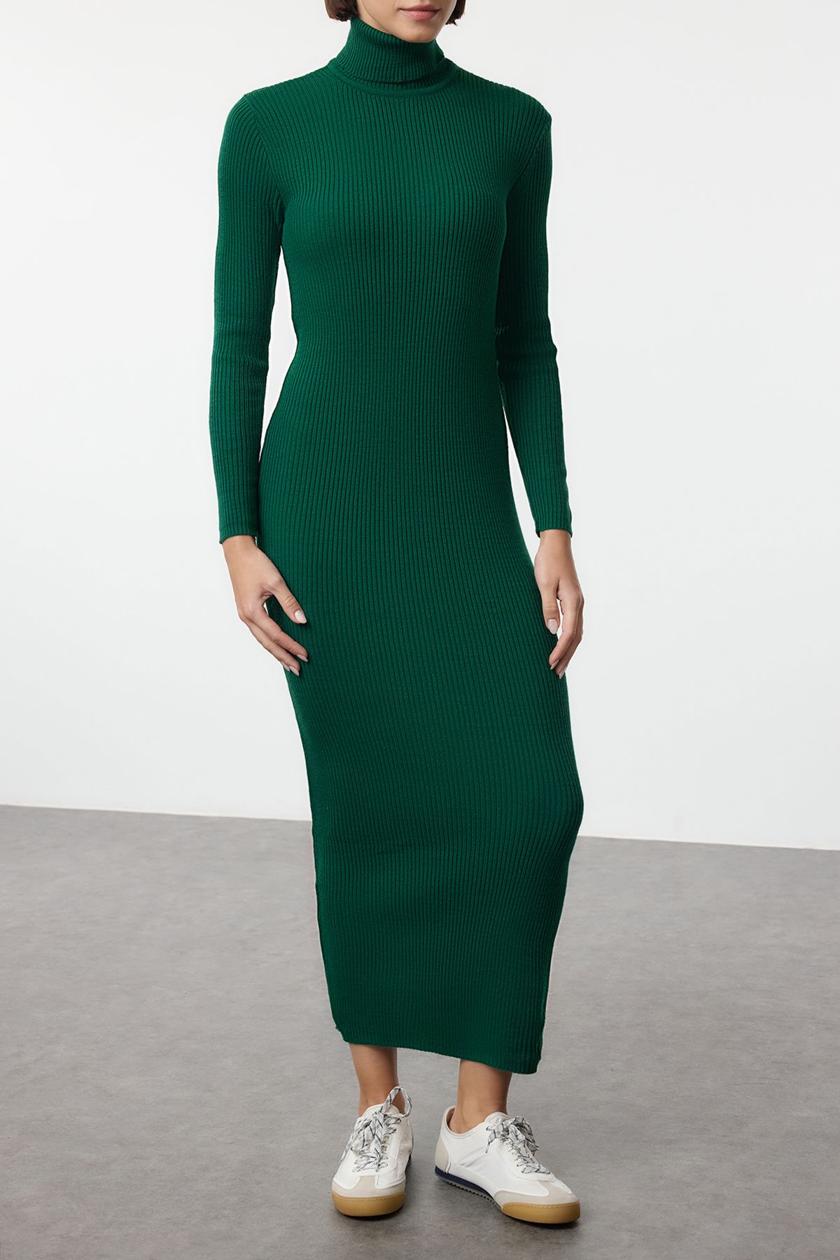 Edit by Trendyol-Langes smaragdgrünes, geripptes Strickkleid – TEDAW25EB00017 2