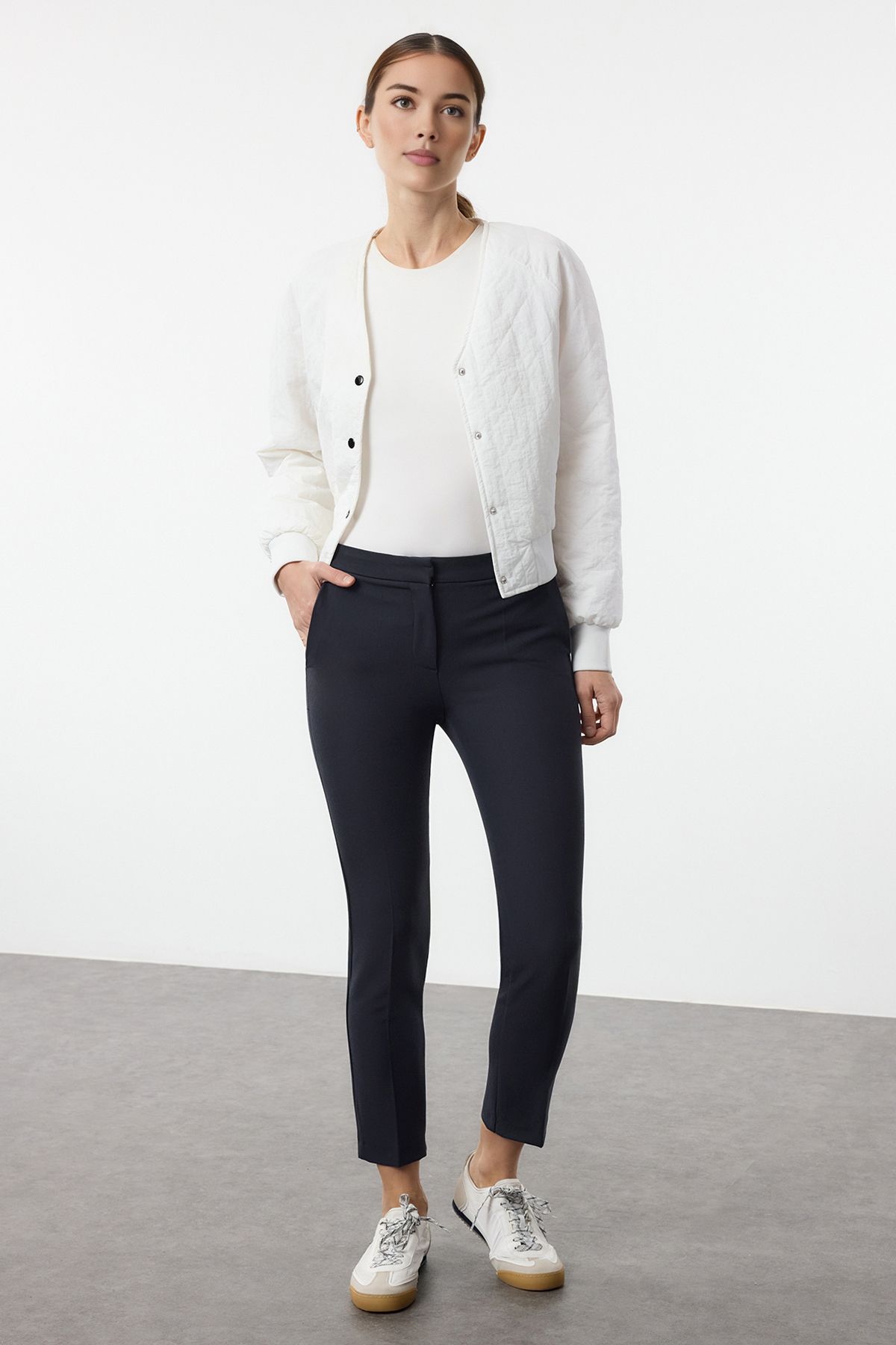 Trendyol Collection Granatowe, Obcisłe, Tkane Spodnie Z Żelazkami I Elastyczną Talią Twoaw25pl00107 Kobieta - 34