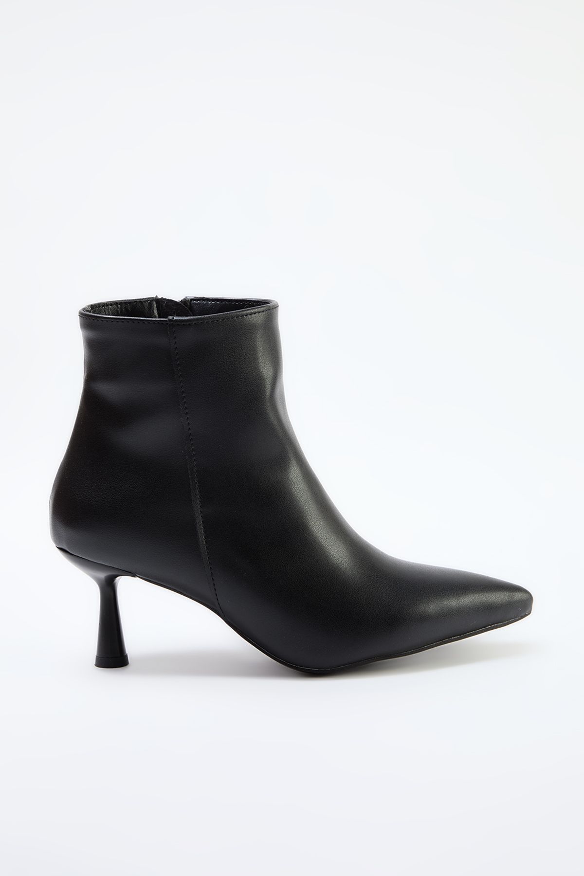 TRENDYOL SHOES-Μαύρα μυτερά γυναικεία μποτάκια με λεπτό τακούνι TAKAW25BO00016 2