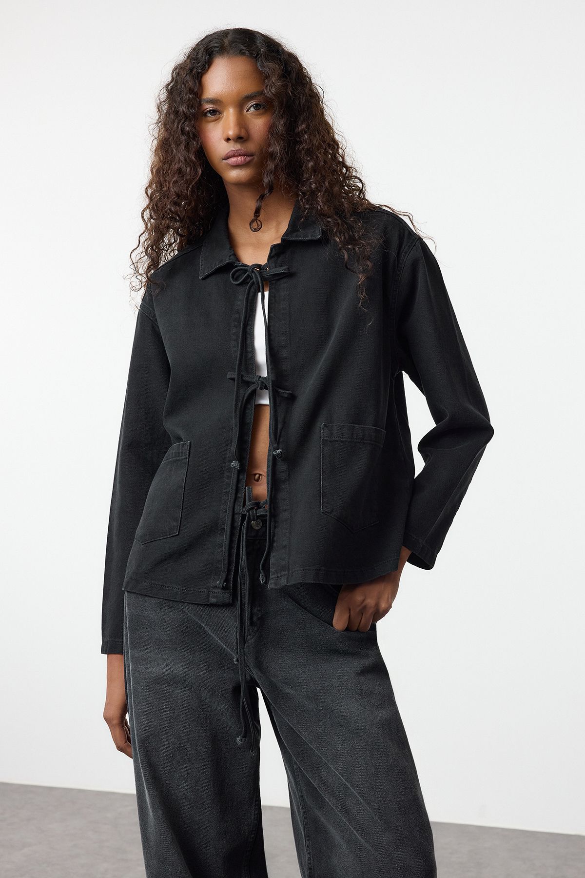 Trendyol Collection-Czarna, sznurowana, oversize'owa kurtka jeansowa Twoaw25Ce00023 1