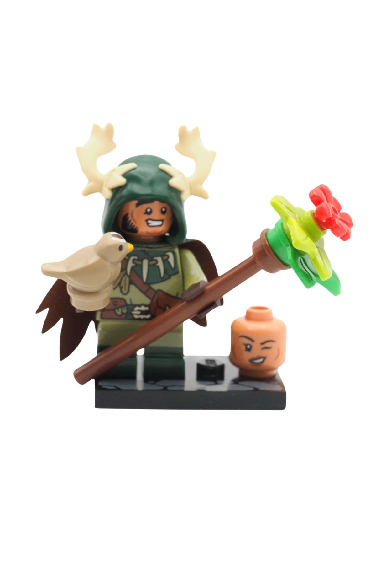 LEGO Minifigure-71047 Dungeons Dragons Mini Figure - Halfling Druid 1