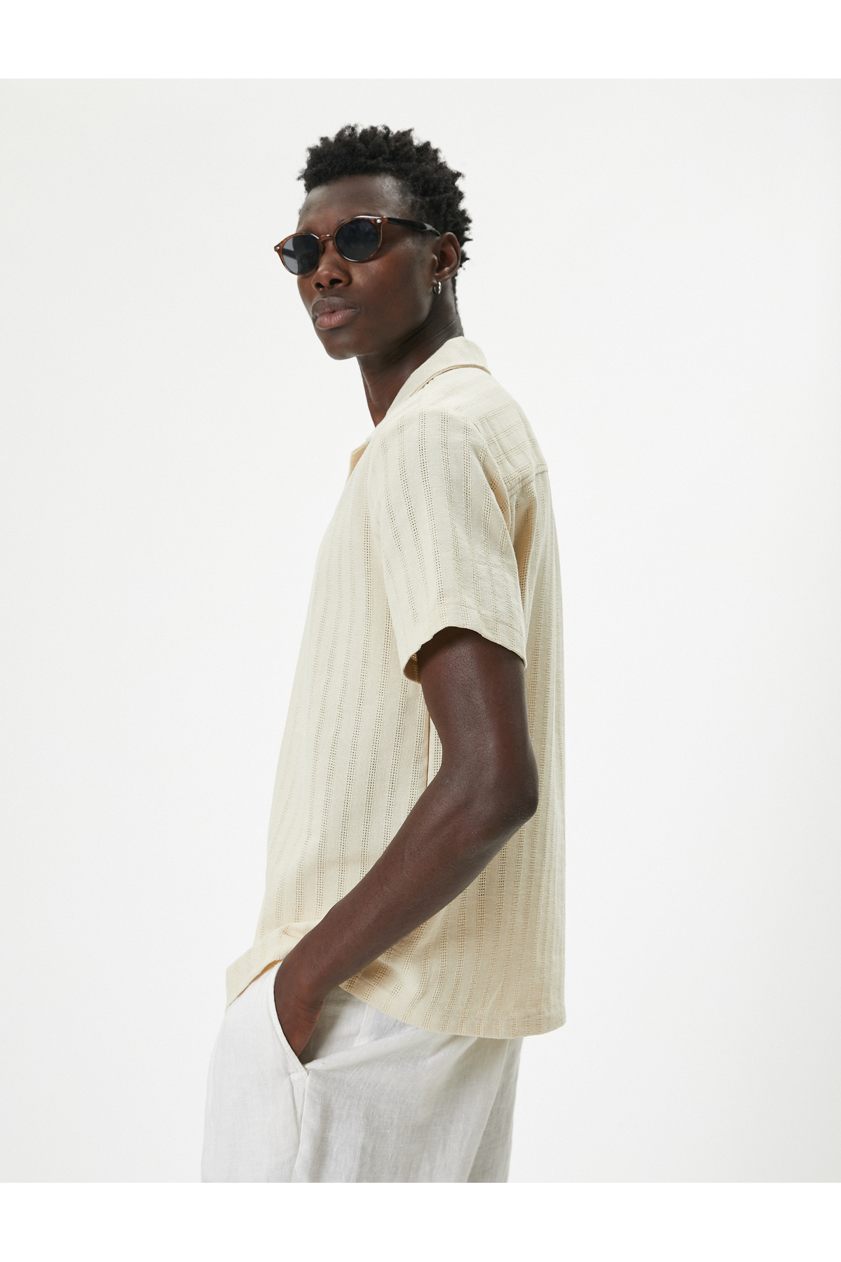 کوتون پیراهن آستین کوتاه دکمه‌دار طرح معمولی، ترکیبی از نخ و فیت.