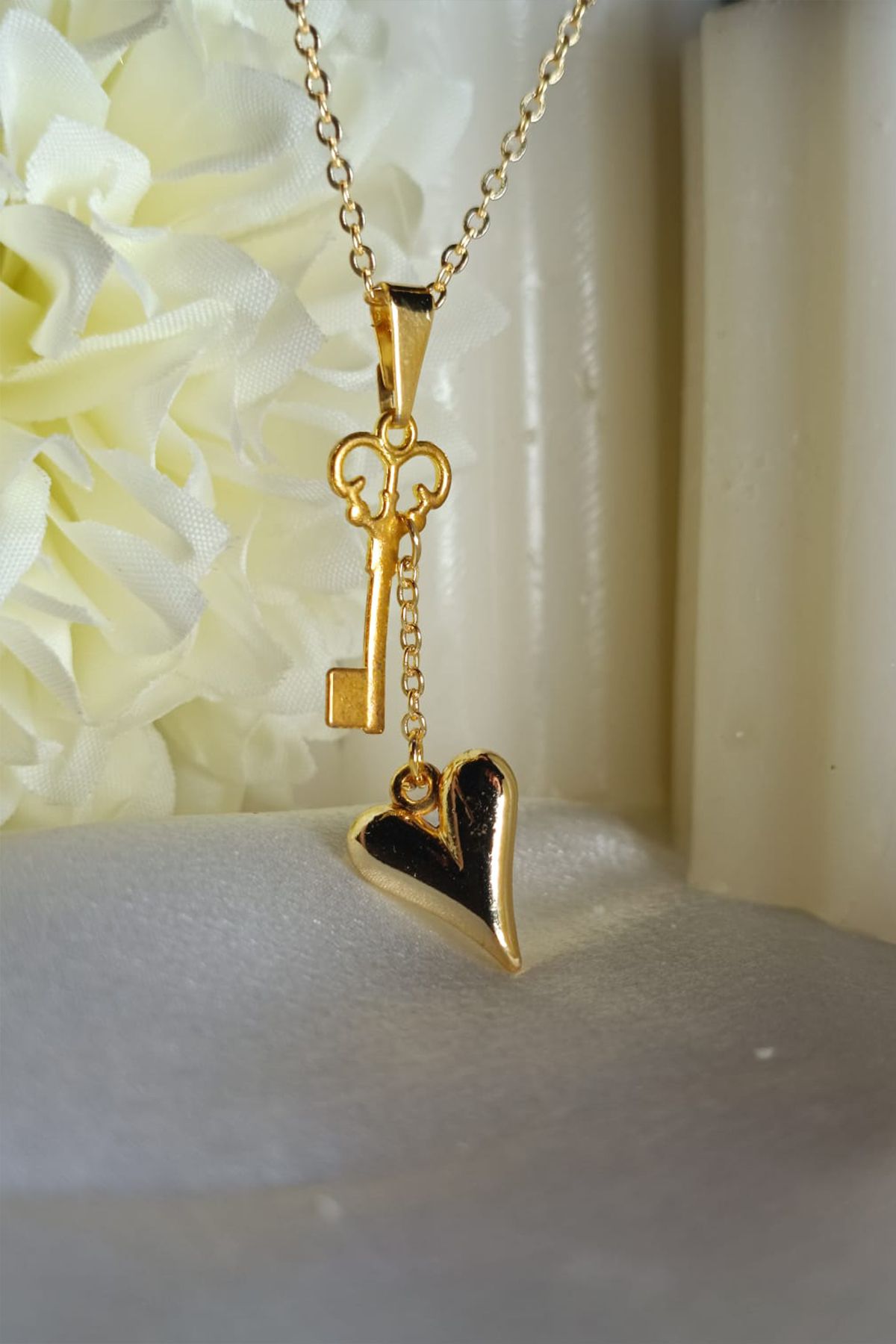 cest un collier dacier conçu pour le cœur et la clé