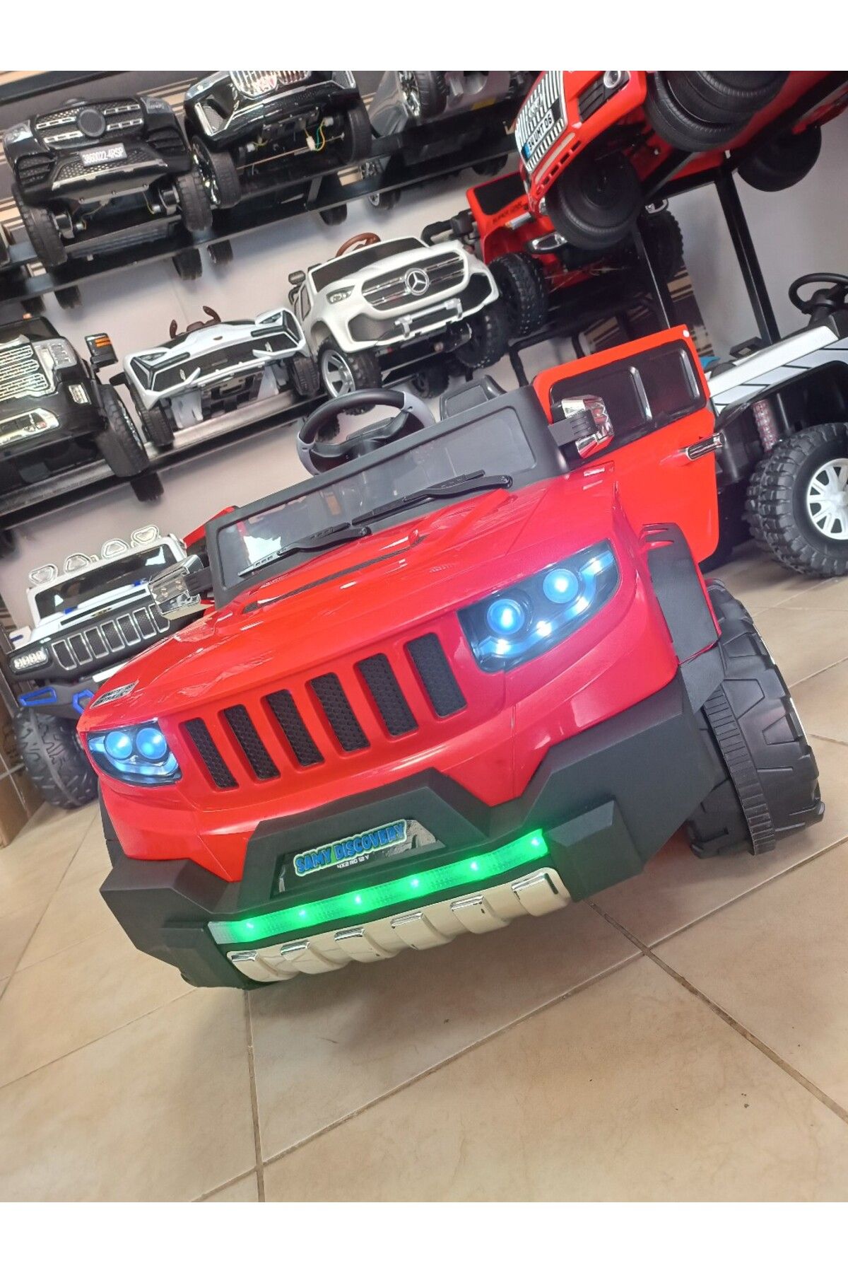 Fable Discovery 4x4! 12V, Kumandali, Çift Motor, Bluetooth Müzik, Led Farlar, Arka Bagaj, Akülü Araba!