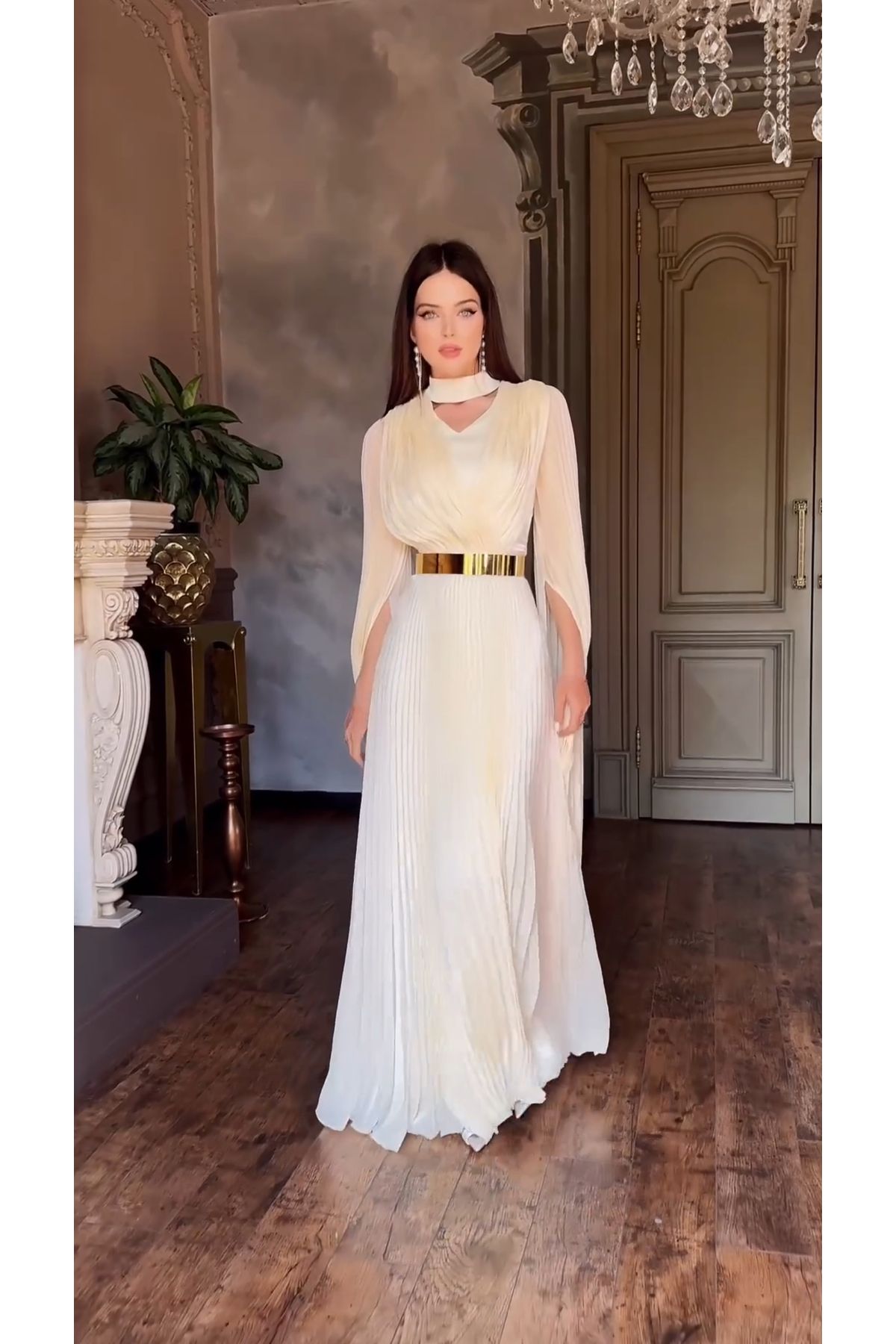 le bras dange blissé est une longue robe damour