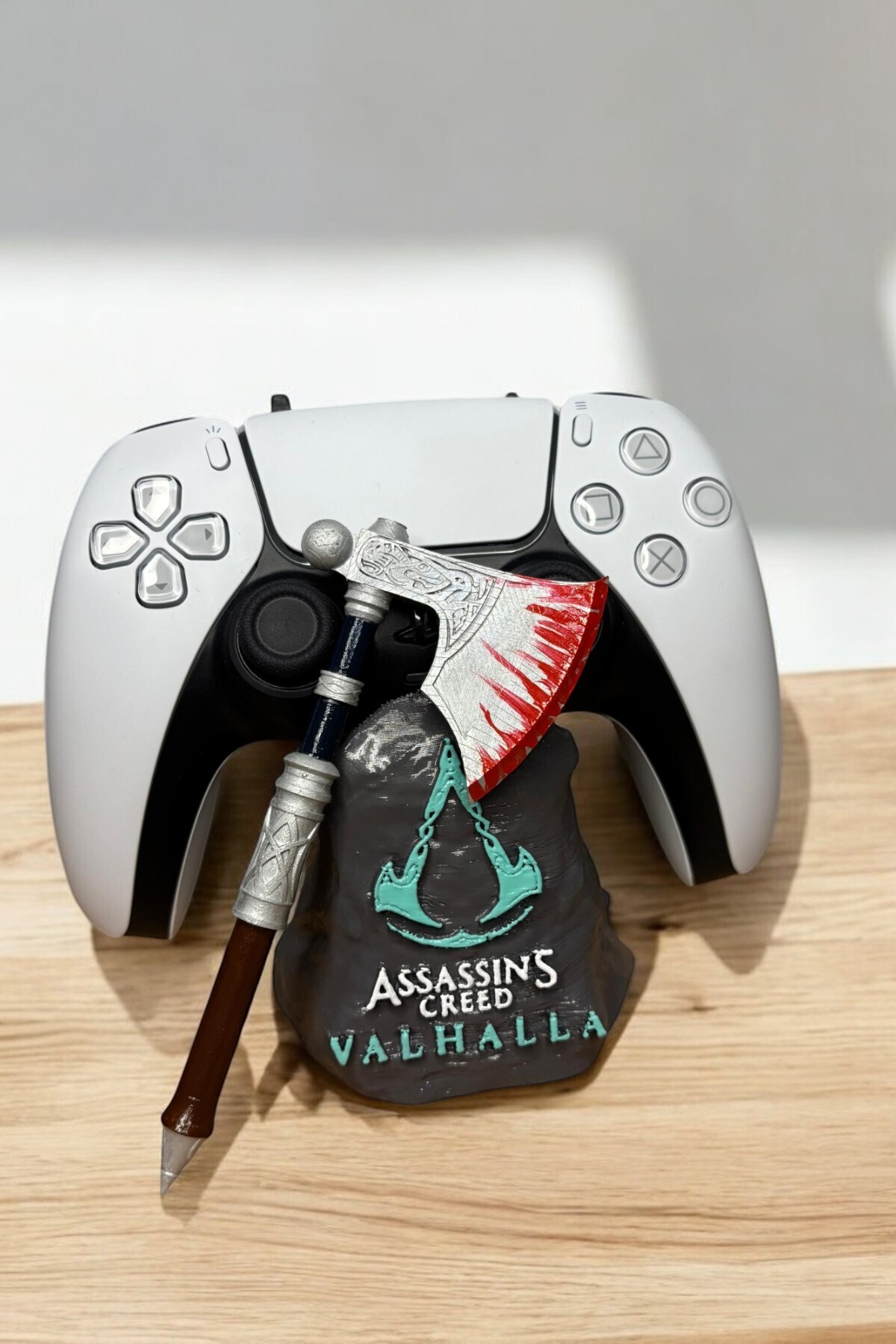 Valyria Assassin's Creed PlayStation Konsol Standı Kol Tutucu Stand Joystick Standı PS4/PS5/XBOX Uyumlu