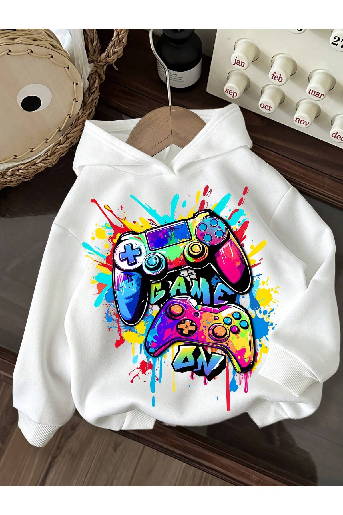 هودي أبيض بطبعة أمامية ملونة