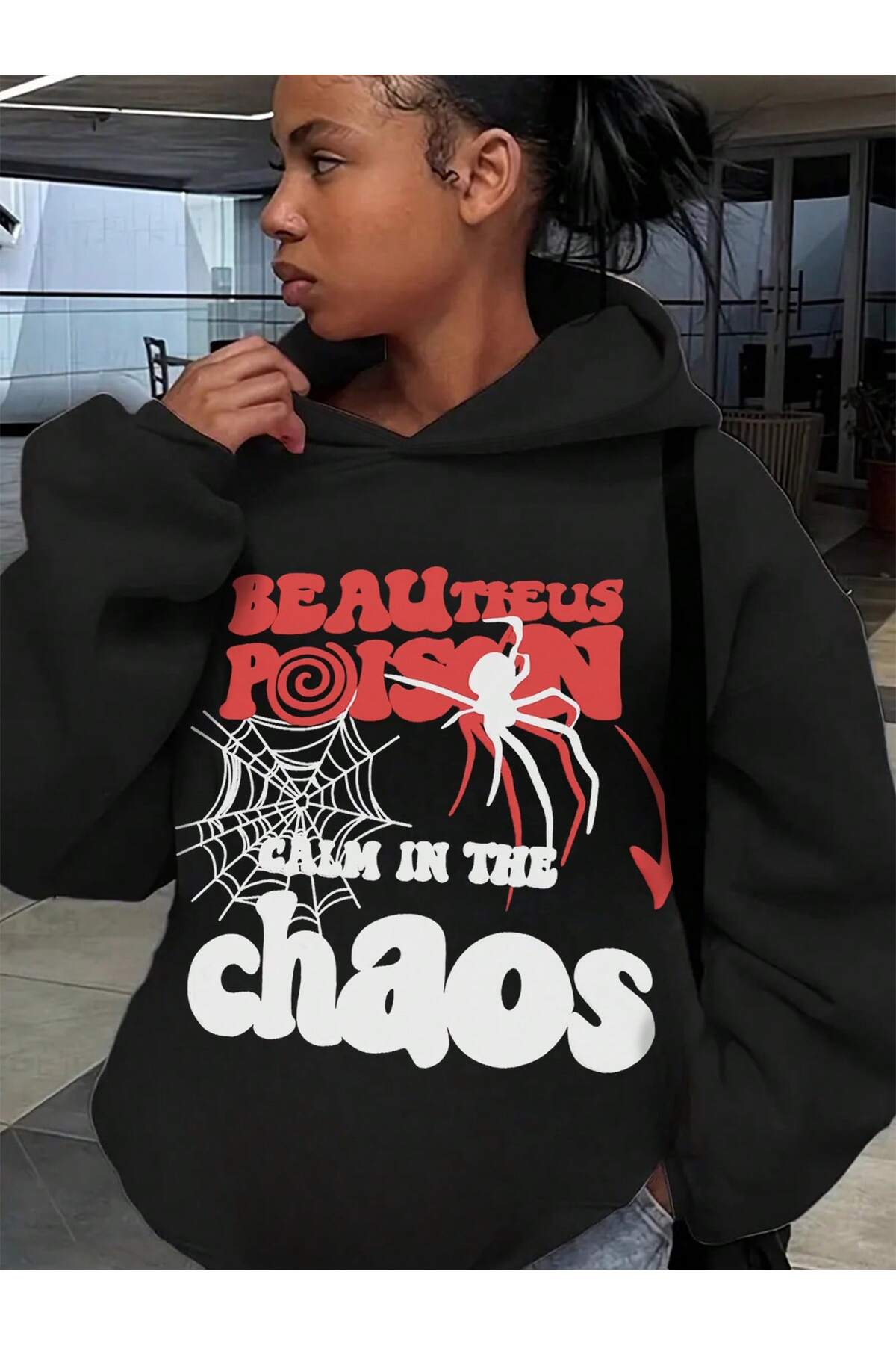 هودي أسود بطبعة عنكبوت الهالوين الأمامية