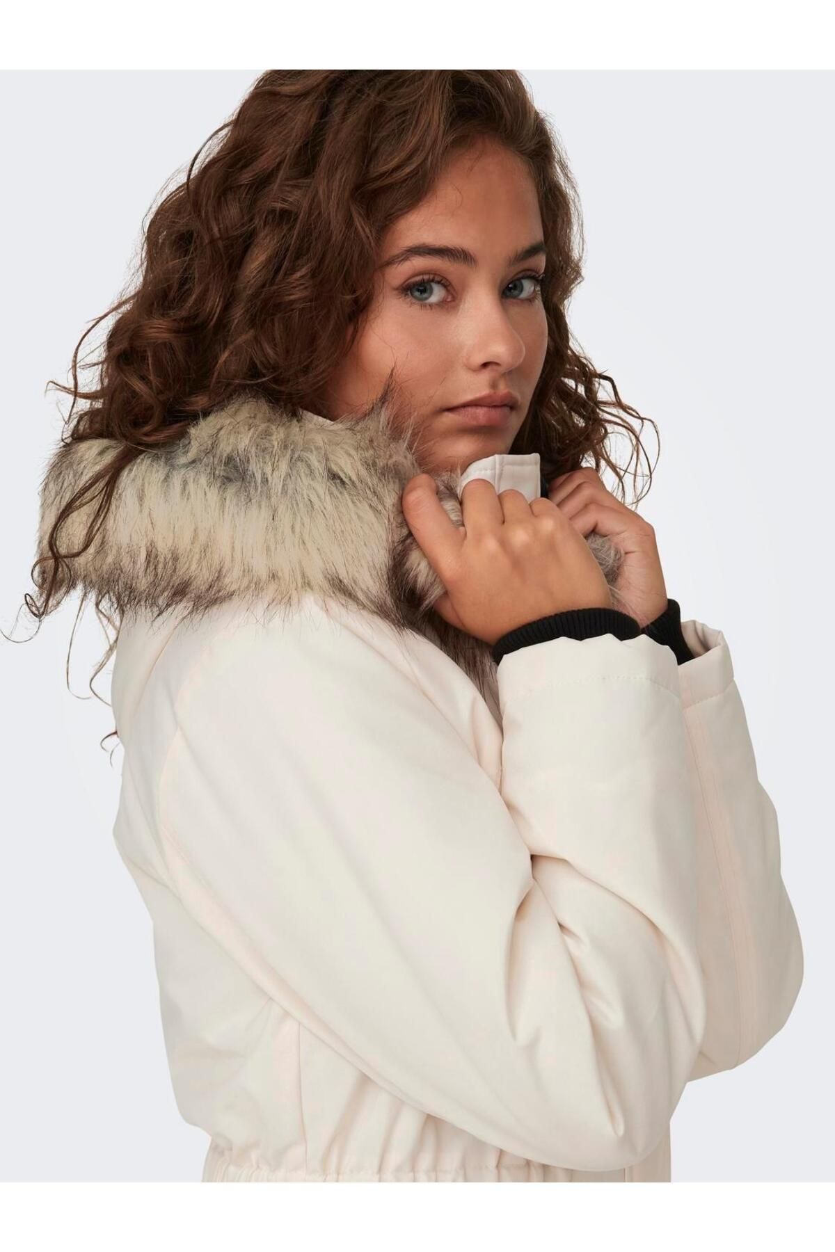 فقط-سترة ONLIRIS FUR WINTER PARKA للسيدات مع تفاصيل من الفرو الصناعي 5