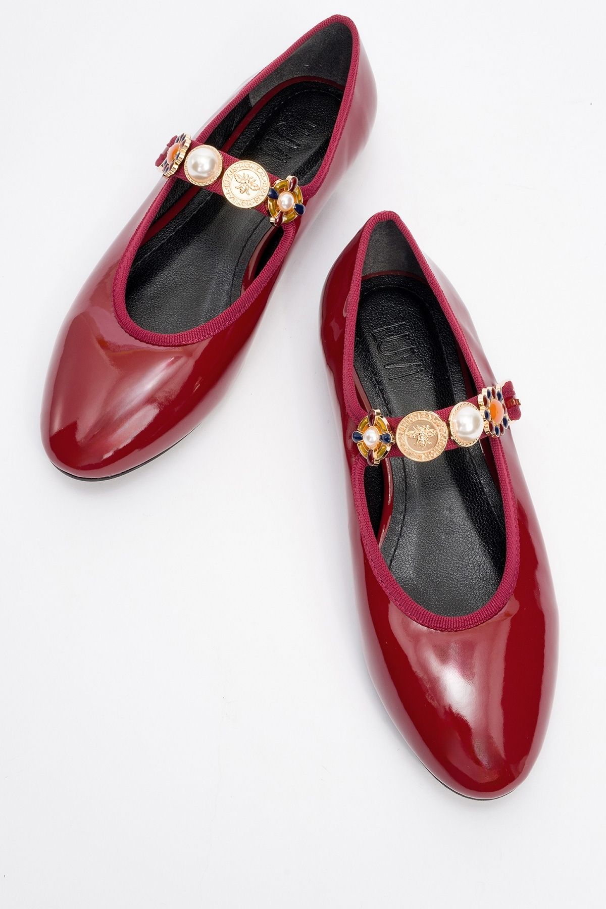 LuviShoes-LAURAS Claret Red Damen-Ballerinas aus Lackleder mit Accessoires 2