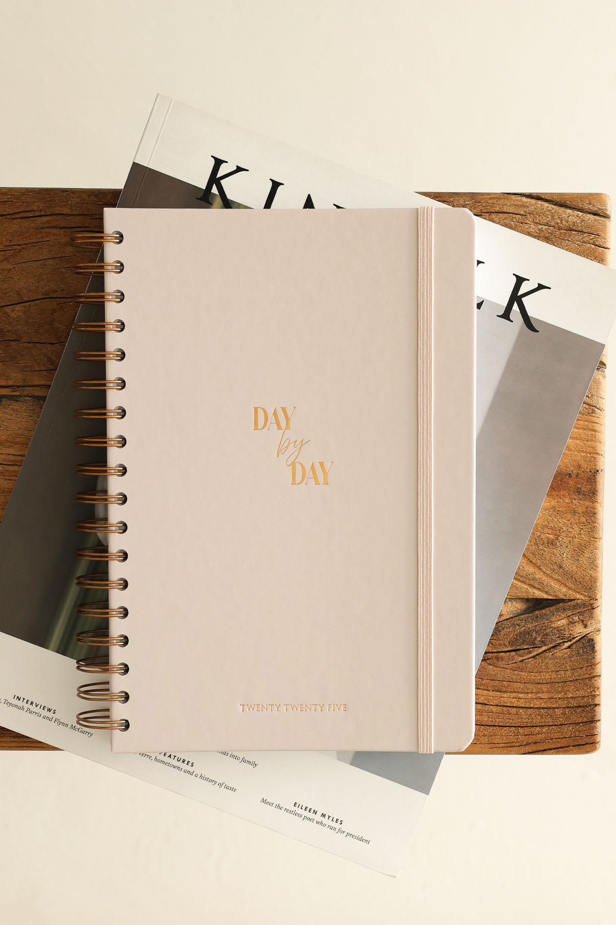Matt Notebook-Agenda zilnică în spirală de 16x24 cm de culoare bej pentru 2025 - 12 luni 1