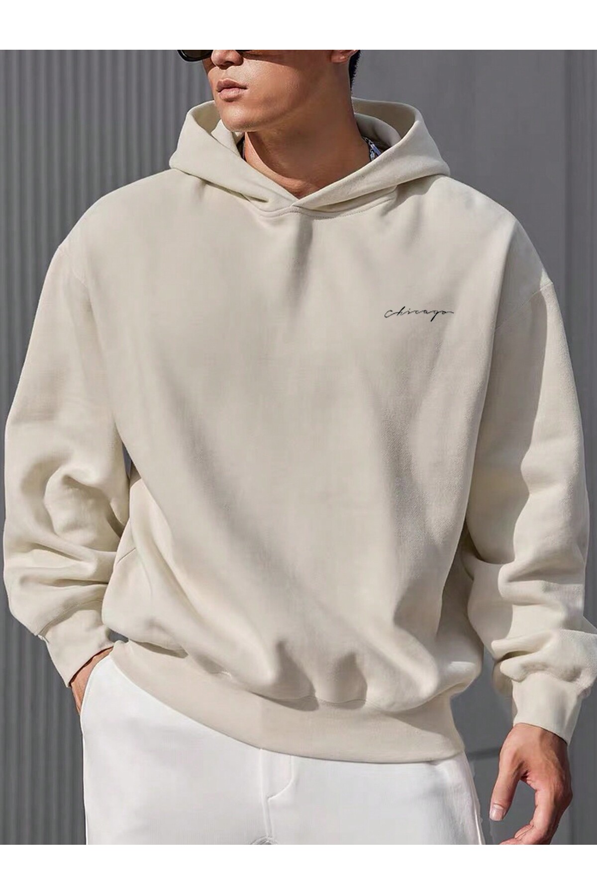 هودي أبيض مصفر بطبعة شيكاغو الأمامية