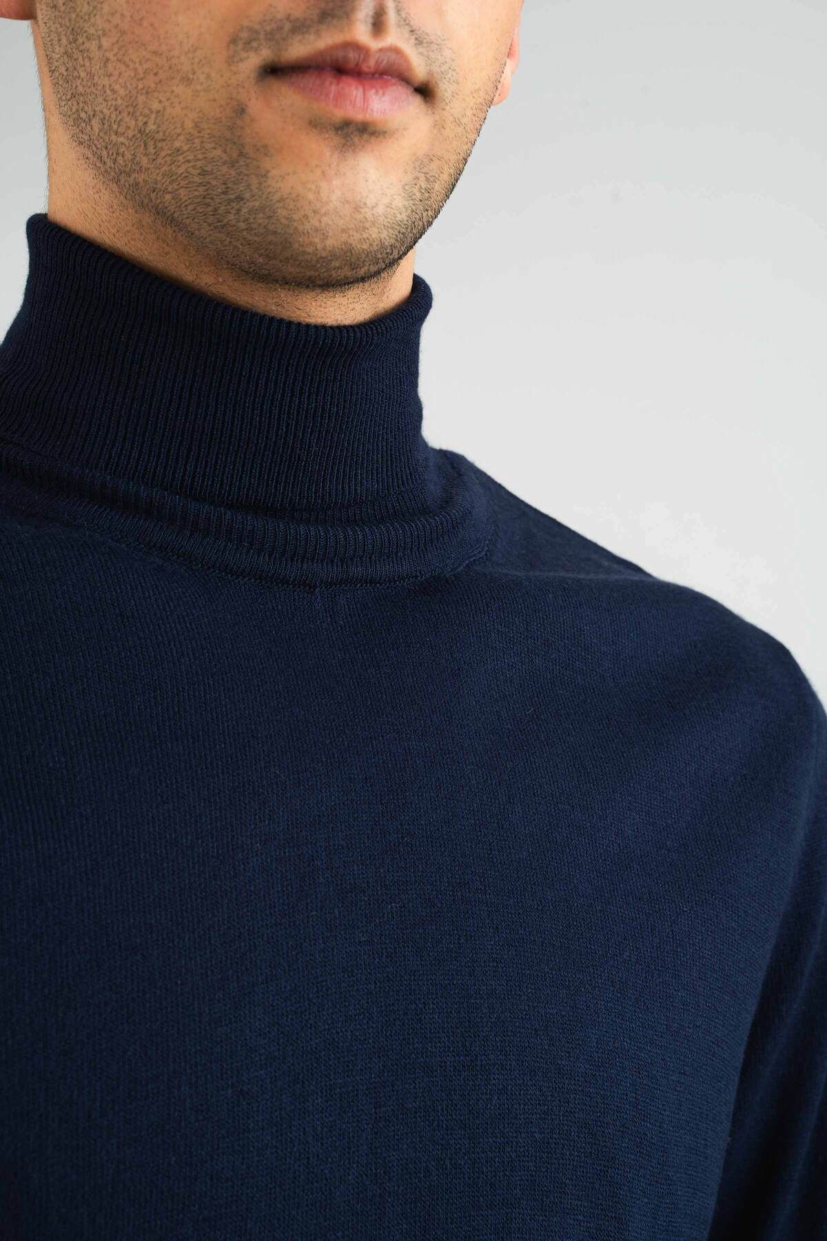 bombe-Marineblauer Slim-Fit-Rollkragenpullover aus Baumwolle mit Rollkragen für Herren 5