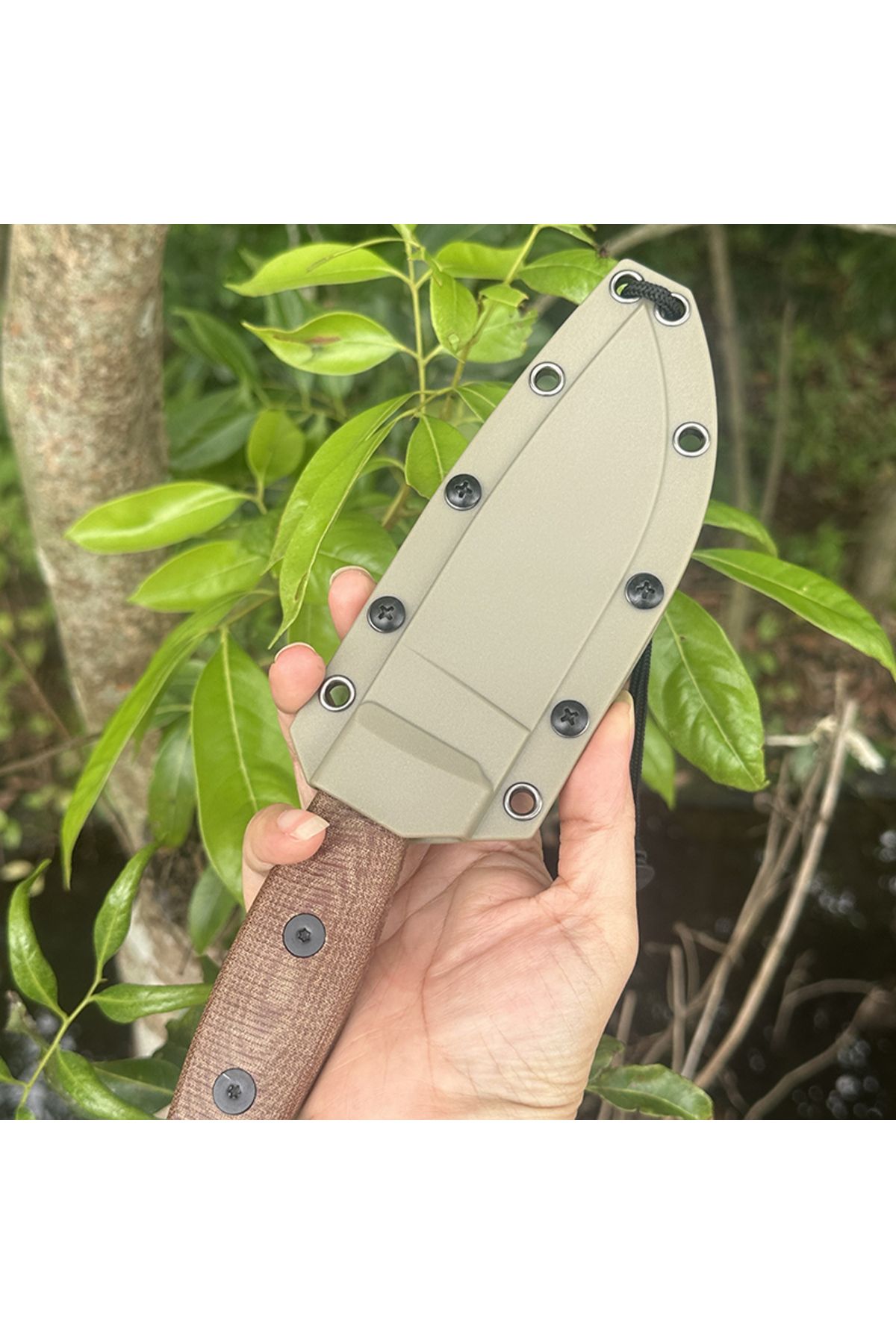 Choice-The ESEE uses a straight blade of S35VN steel with a stone-washed edge and a 3D cut G10 three-dim... 5