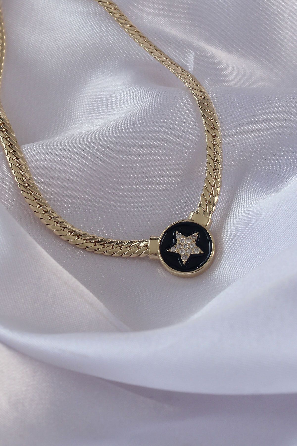 New Things Pirinç Gold Renk Zirkon Taşlı Yıldız Model Siyah Mineli Ezme Zincirli Serenay Kolyesi