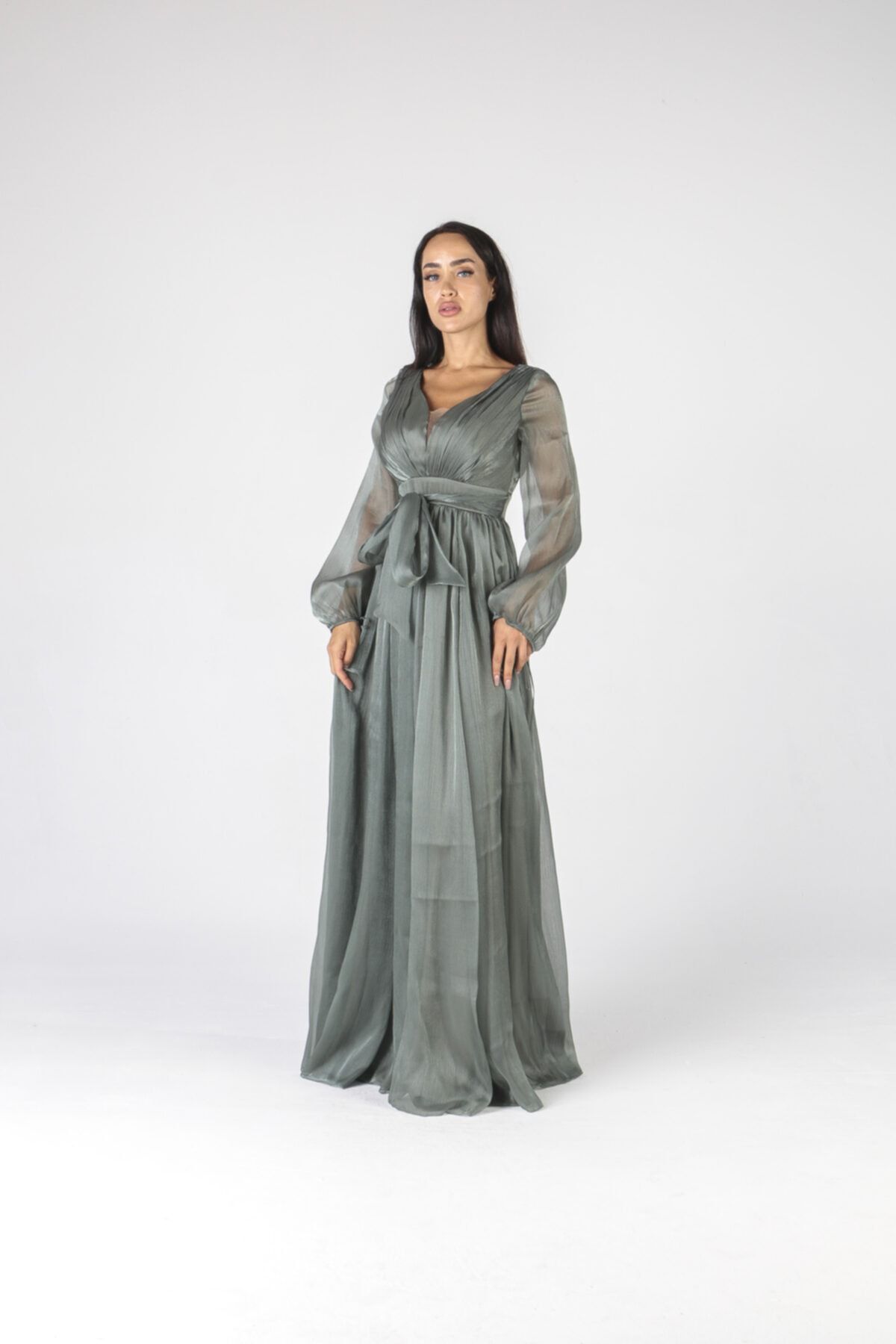 ALIS DRESS Хаки-зеленое вечернее платье из блестящей ткани с поясом и длинными рукавами TRİO-1625