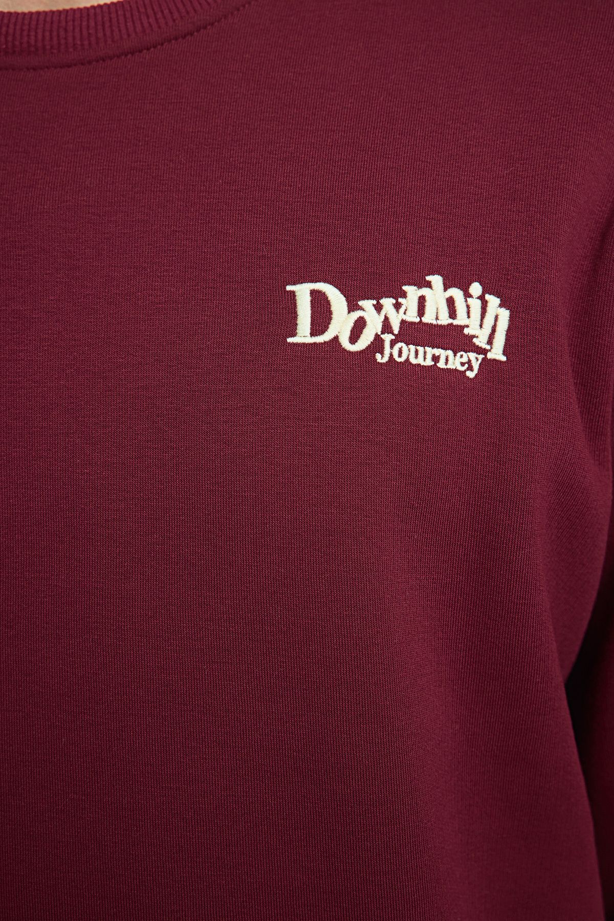 Trendyol Collection-Weinrotes Oversize-Sweatshirt mit weitem Schnitt vorne, Stickerei, bedrucktem Rücken und Fleece-Innenseite TMNAW25SW00014 5