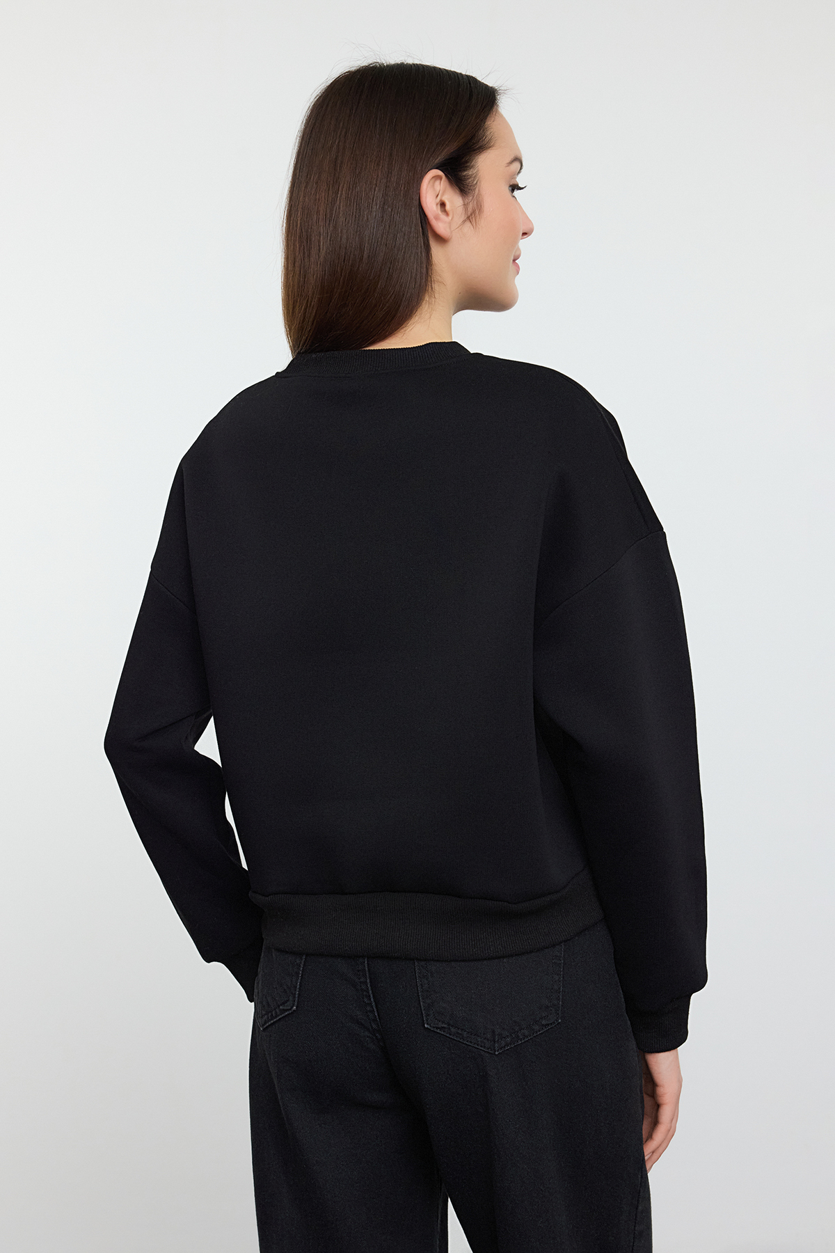 Trendyolmilla  Siyah Regular/Normal Kalıp İçi Polarlı Leopar Detaylı Kurdele Nakışlı Örme Sweatshirt TWOAW25SW00307 - Görsel 5