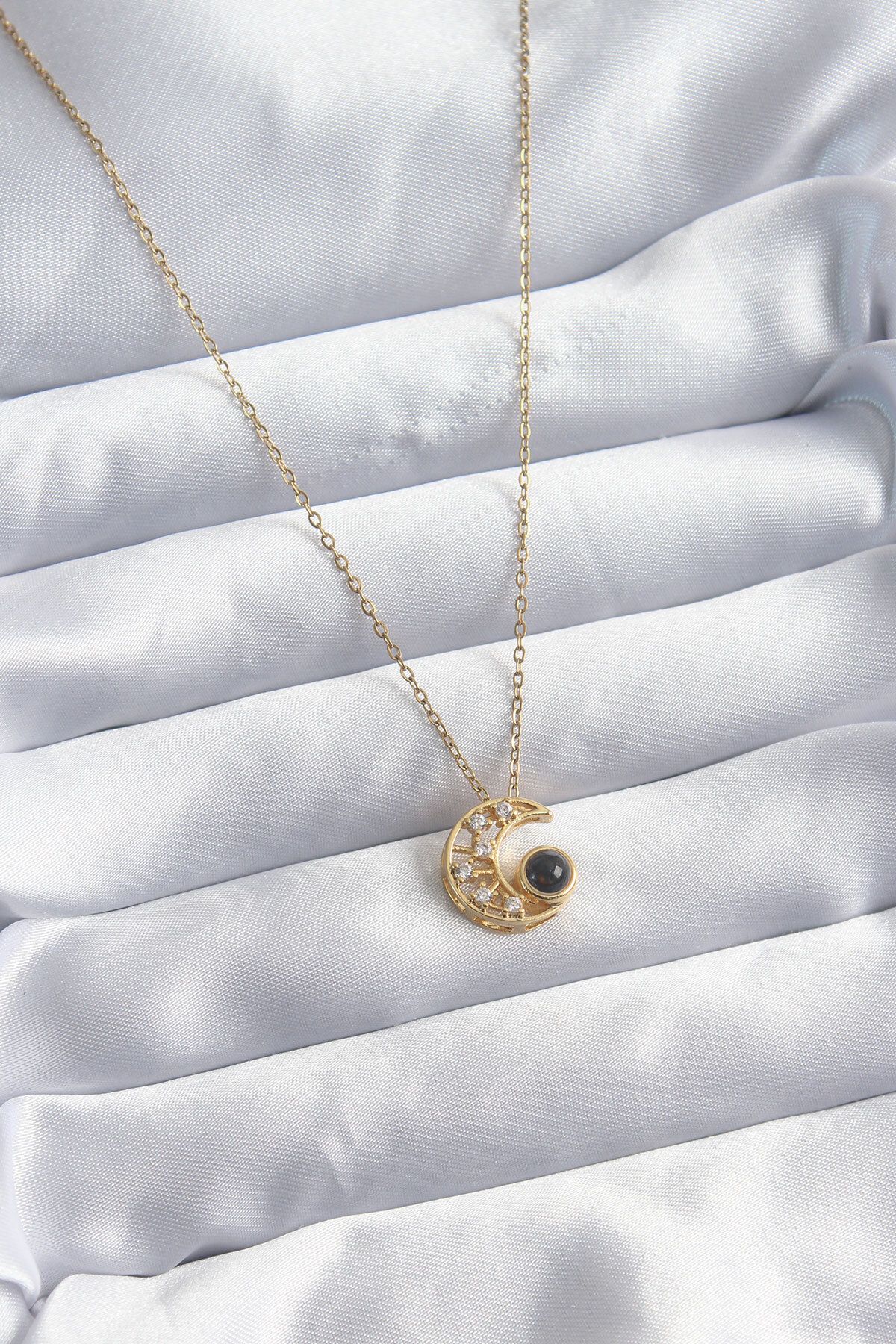 New Things 316L Çelik Zincir Gold Renk Zirkon Taşlı Hilal Projeksiyon Model Kadın Kolye