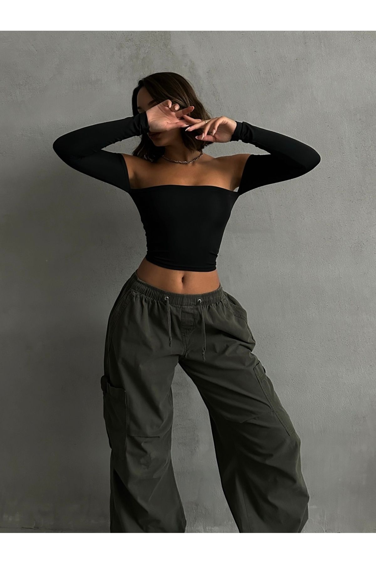 The Base-Čierny dámsky Crop Top bez ramienok 4