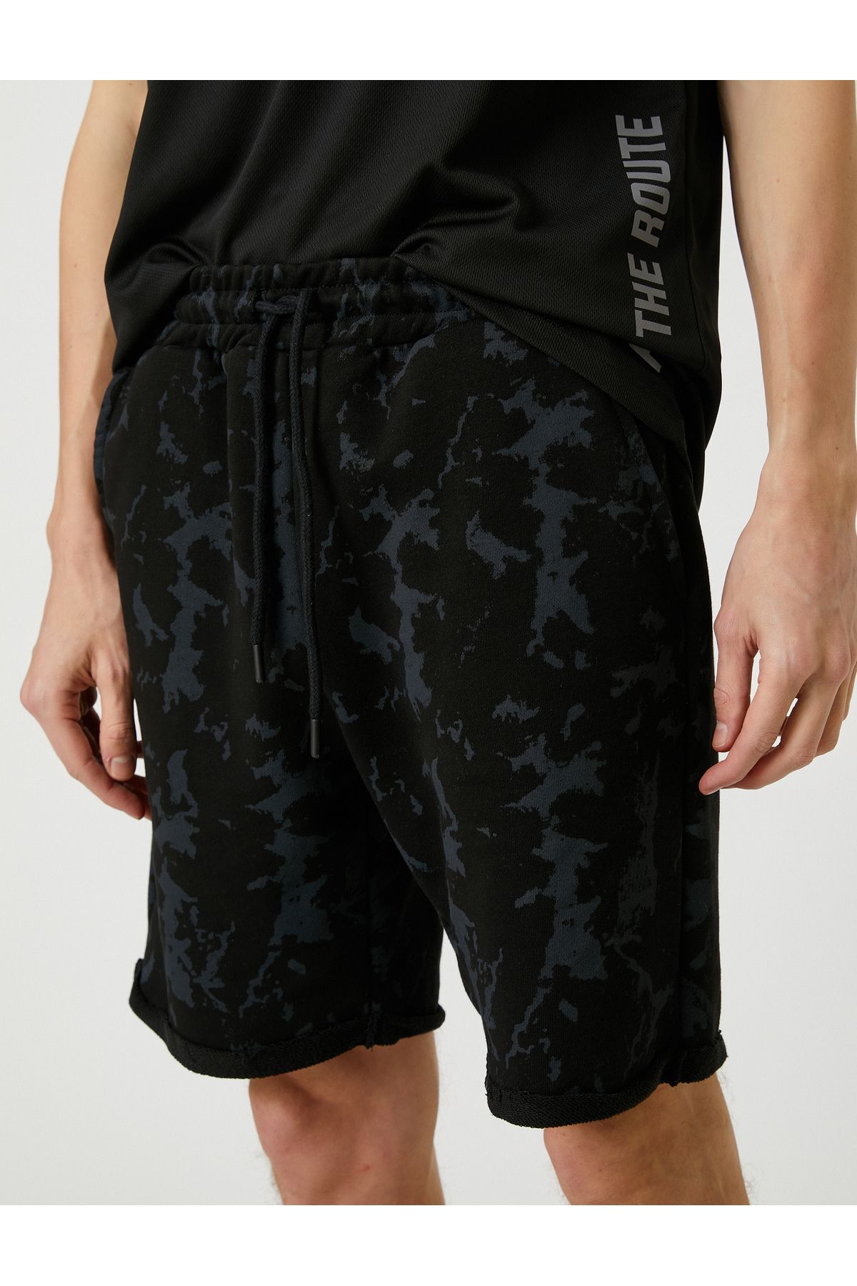 Koton-Baumwoll-Shorts mit Camouflage-Print – Schnürung, Taille und Tasche 5