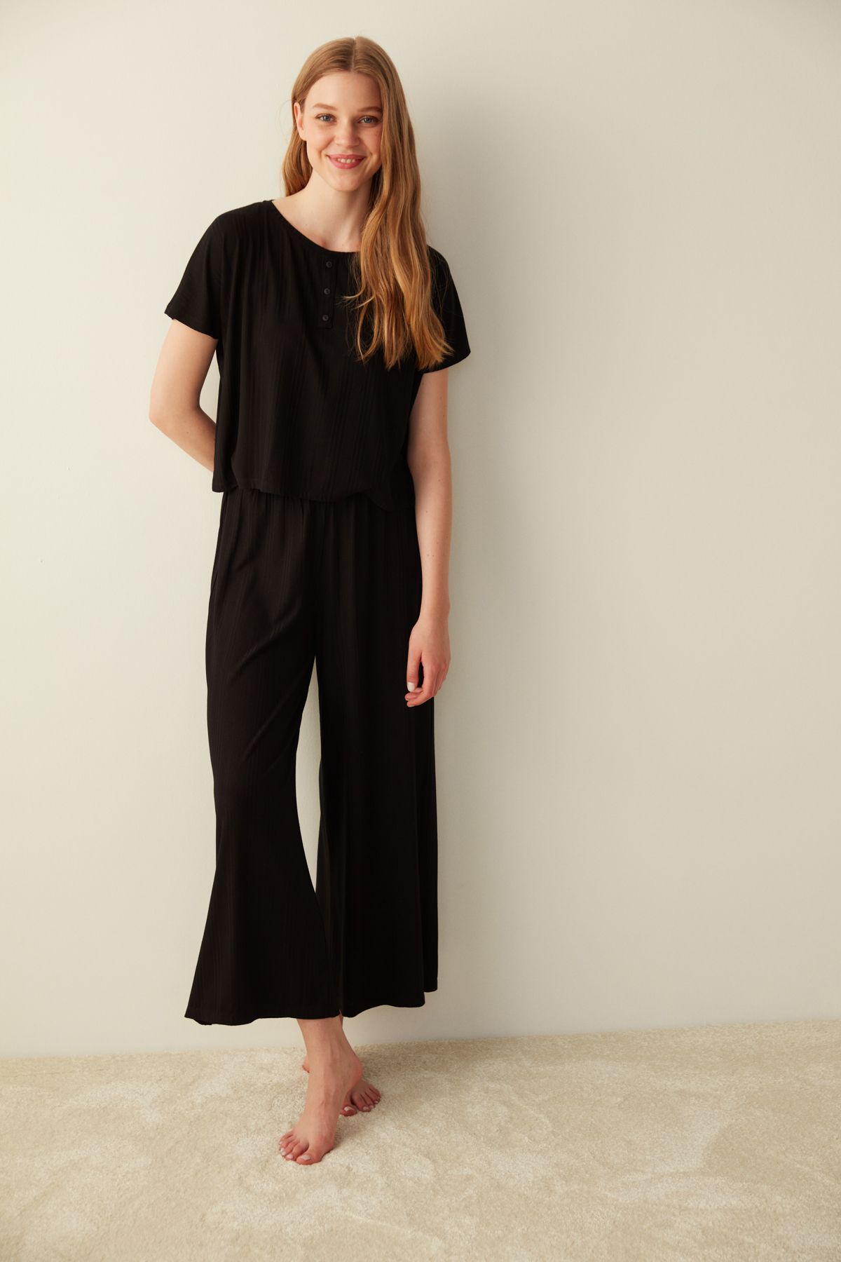 Penti-Schwarzes T-Shirt-Pyjamaoberteil mit Kragen und Knopfleiste 2