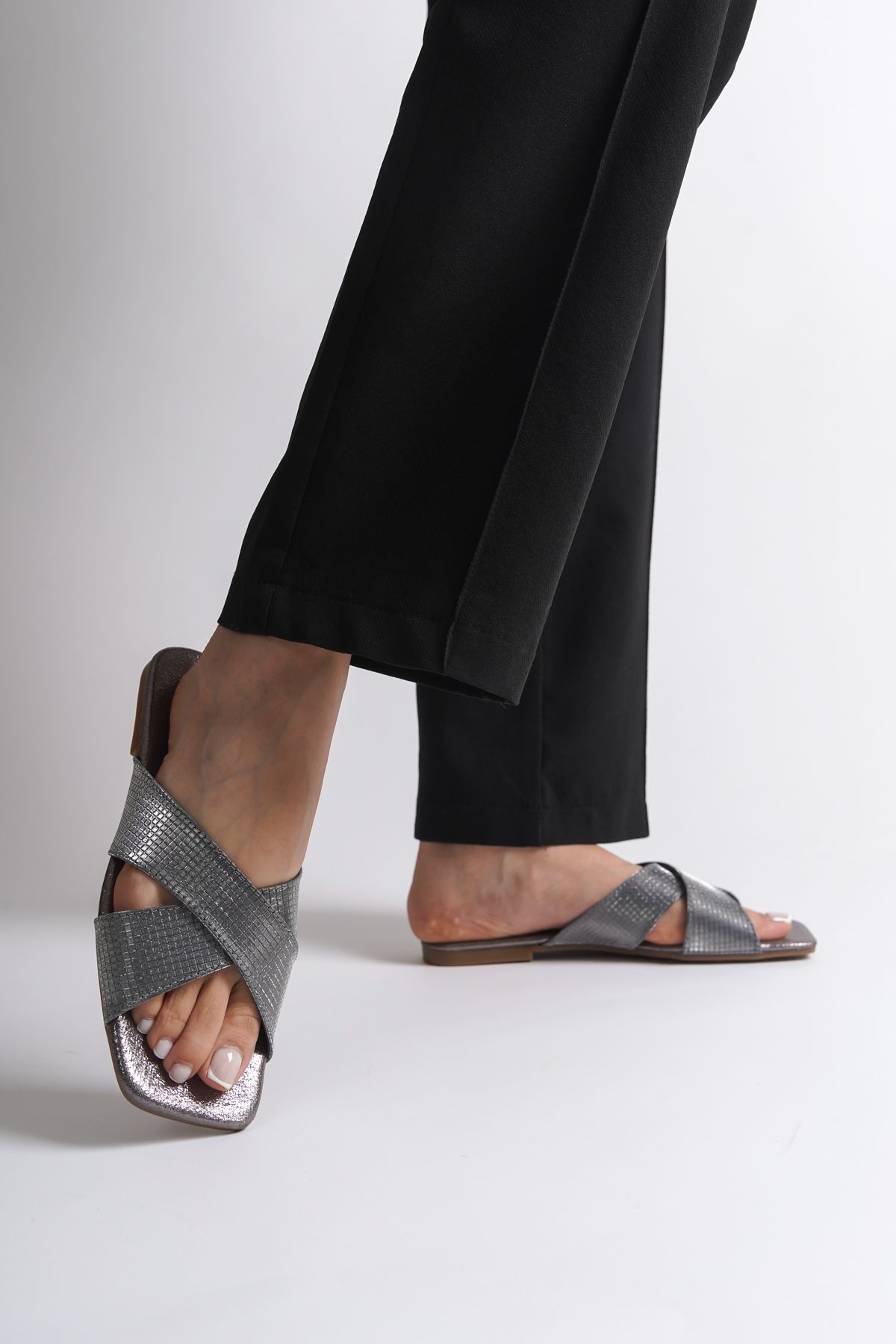 دمپایی نقرهای زنانه اورجینال Capone Outfitters