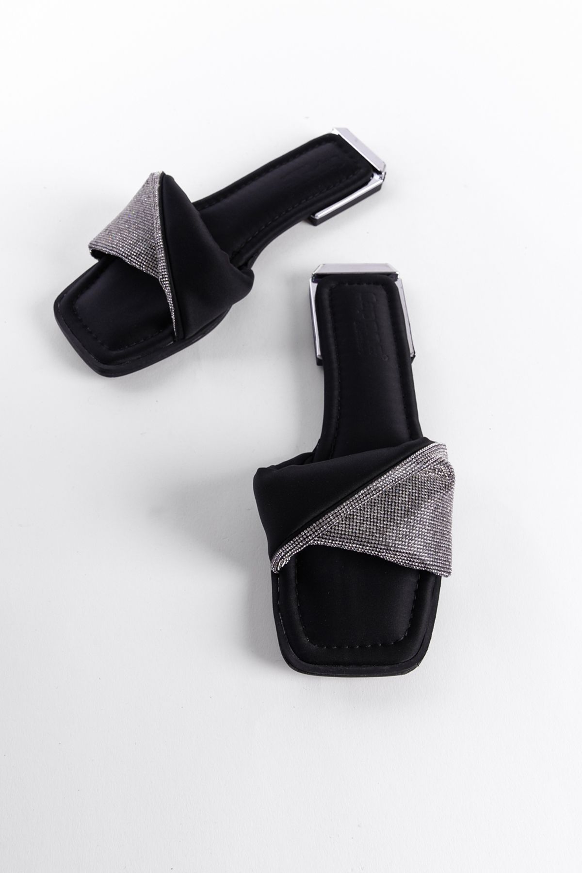 دمپایی مشکی زنانه پاشنه فلزی با ساتن بینی صاف Capone Outfitters