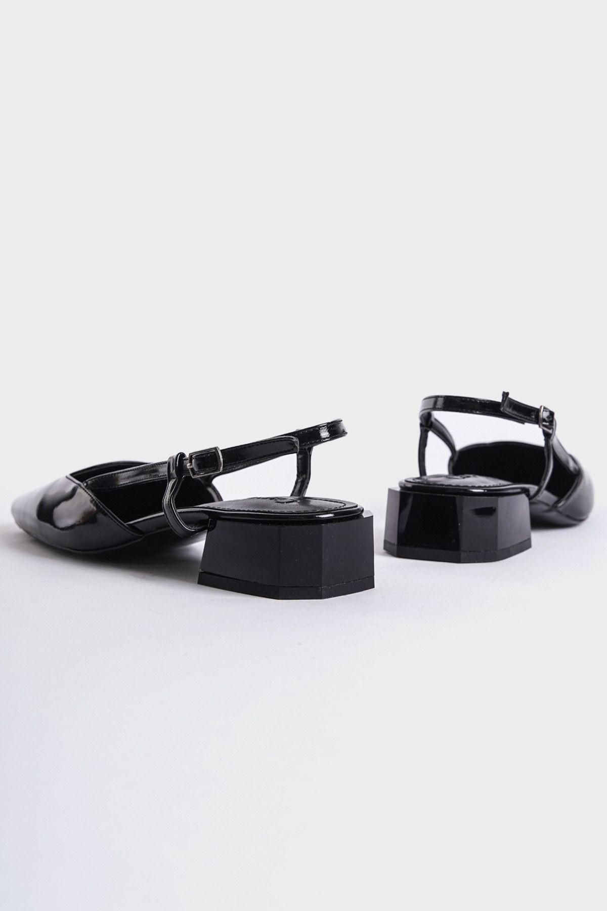 کفش پاشنه کلاسیک مشکی زنانه پشتی با های چرمی ضخیم Capone Outfitters