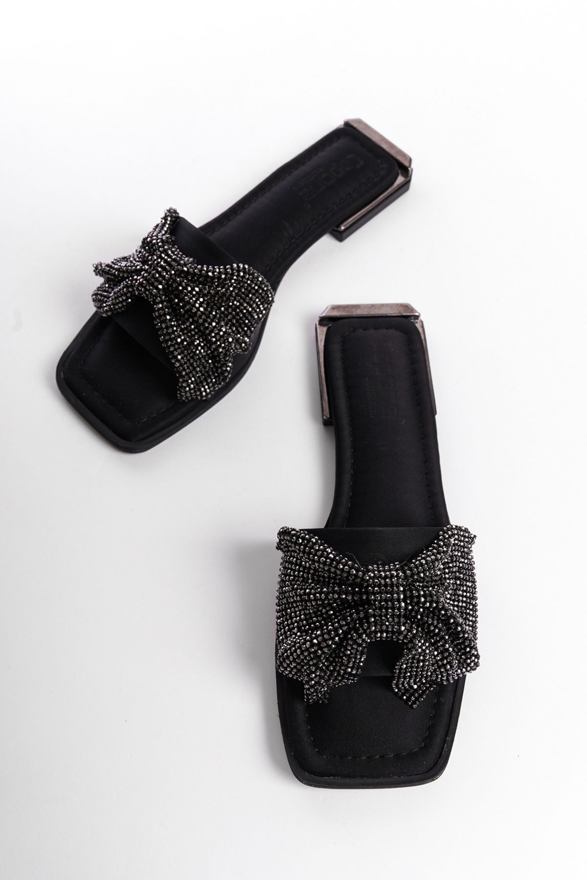 دمپایی مشکی زنانه پاشنه فلزی با ساتن بینی صاف Capone Outfitters