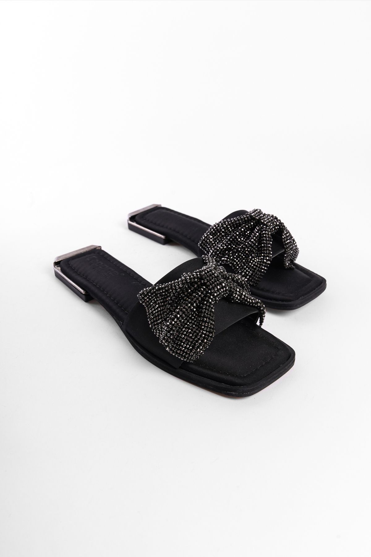 دمپایی مشکی زنانه پاشنه فلزی با ساتن بینی صاف Capone Outfitters