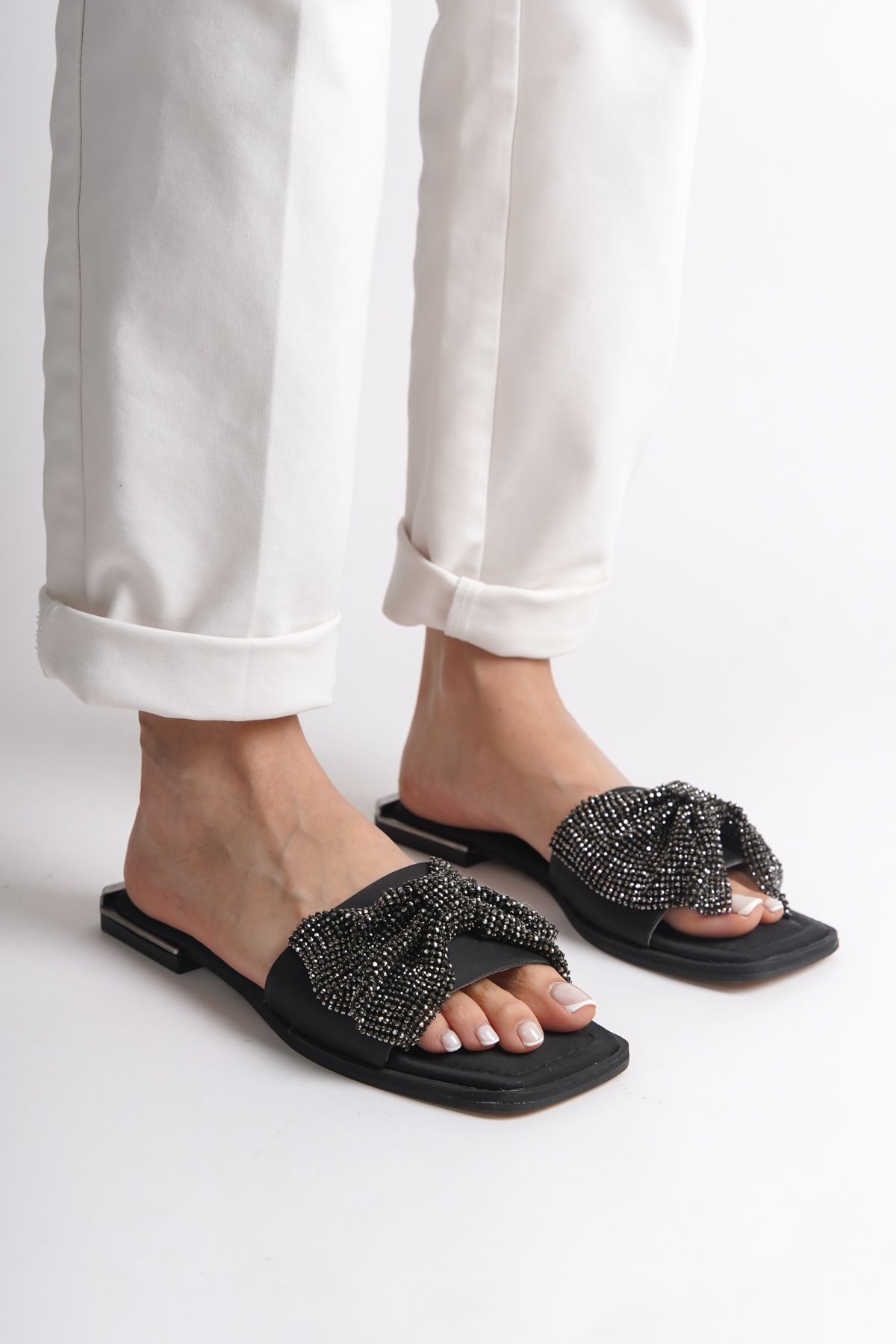 دمپایی مشکی زنانه پاشنه فلزی با ساتن بینی صاف Capone Outfitters
