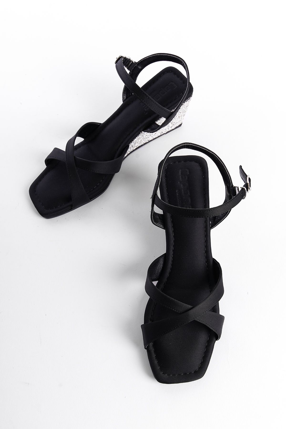 صندل مشکی زنانه های باند سنگی را پر می کند Capone Outfitters