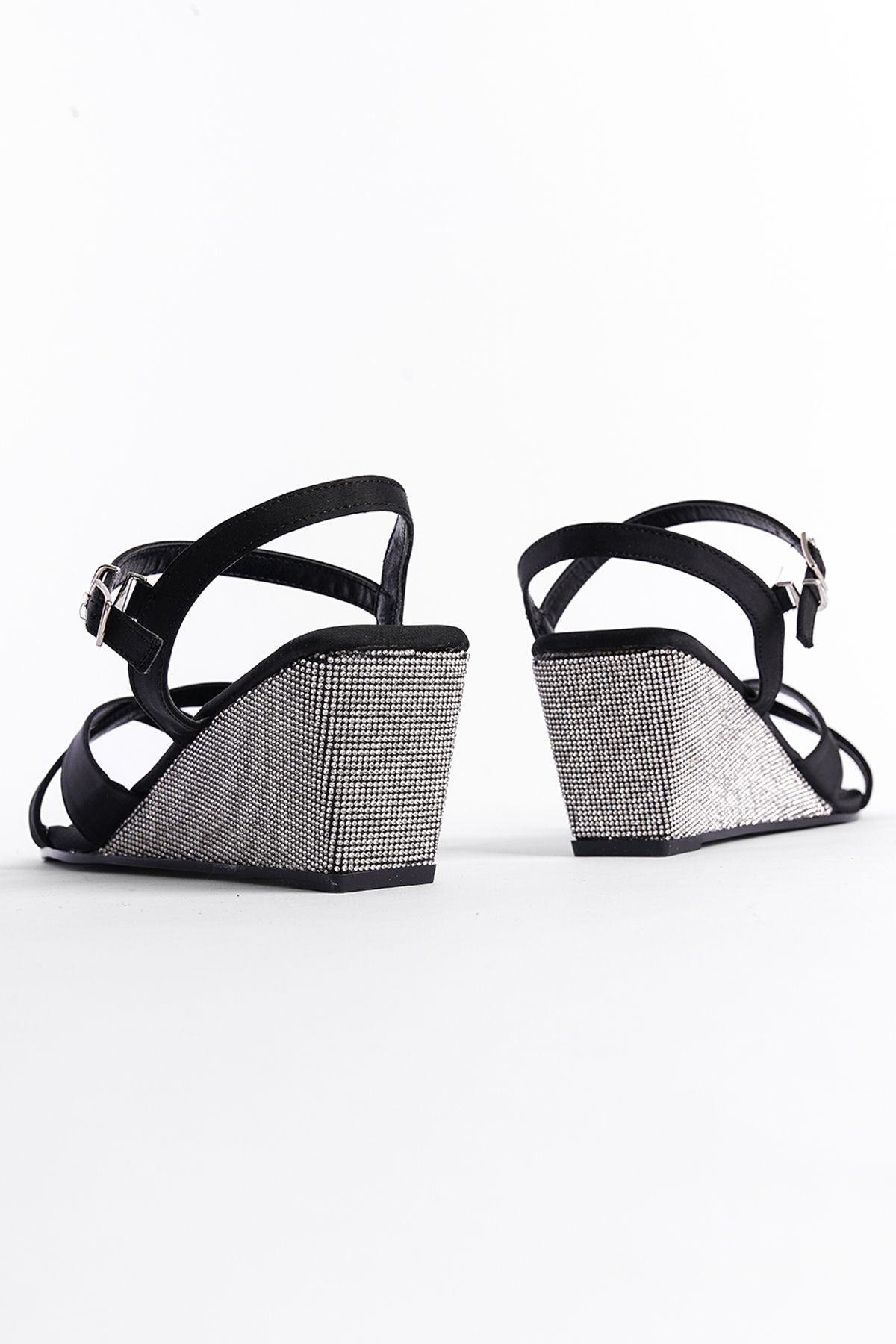 صندل مشکی زنانه های باند سنگی را پر می کند Capone Outfitters
