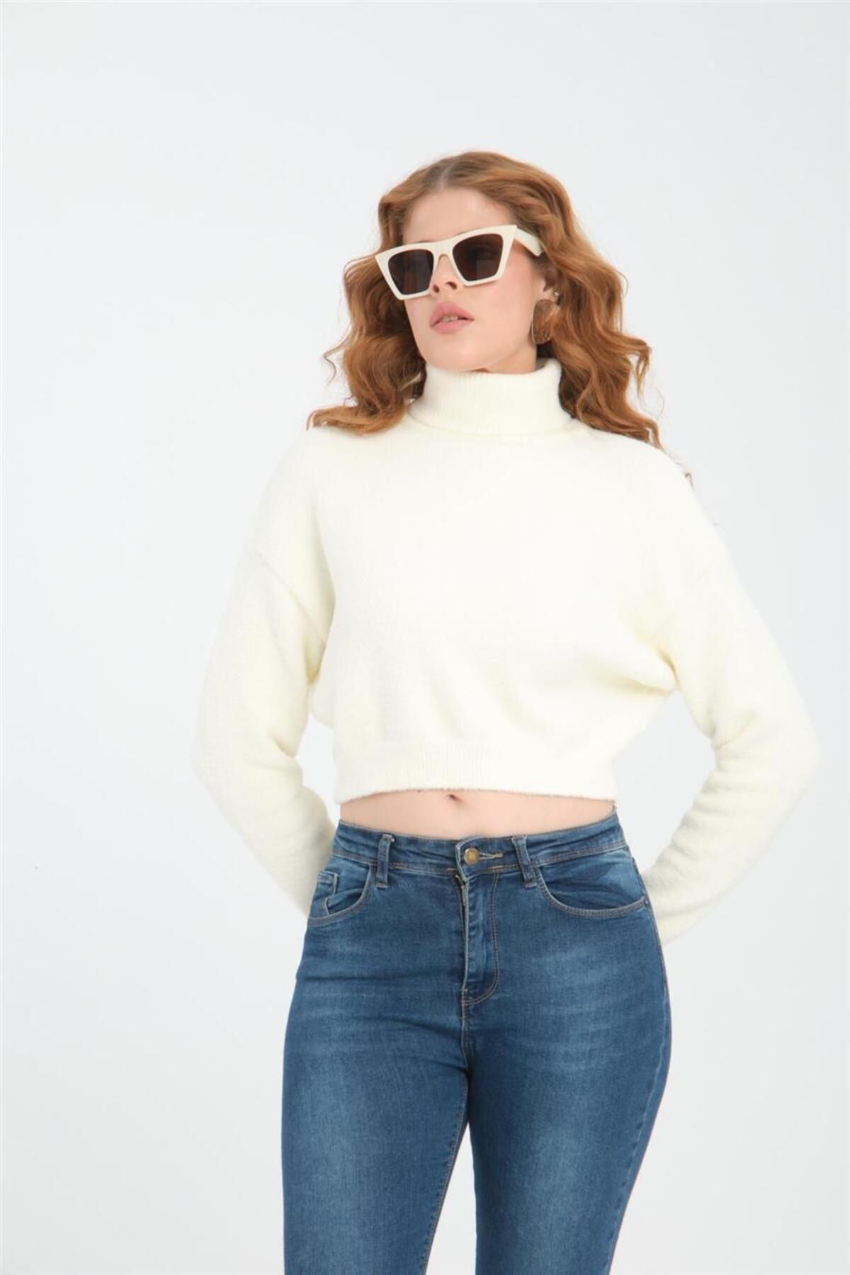 Moda Days-Women's White Cropped Turtleneck Sweater 1