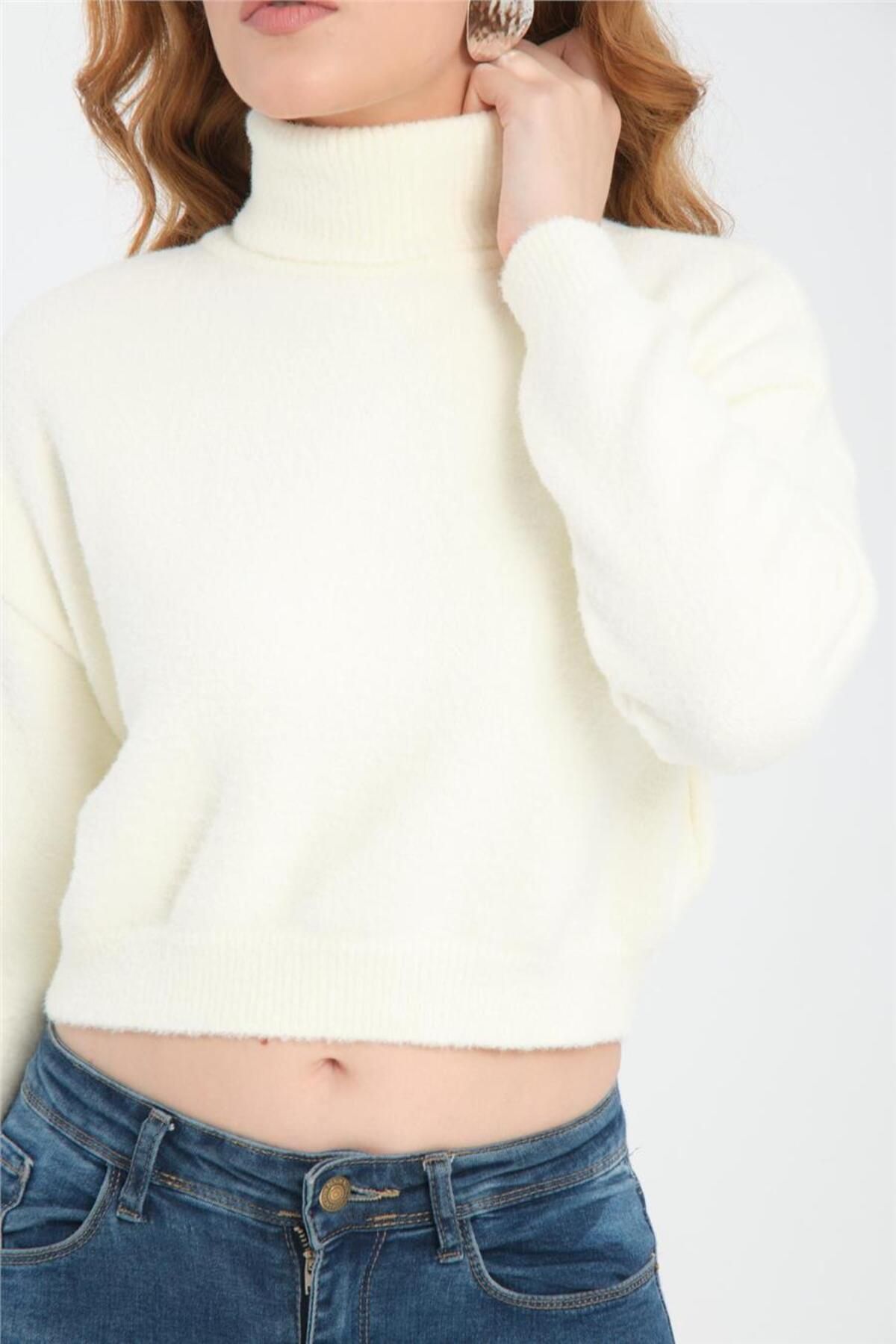 Moda Days-Women's White Cropped Turtleneck Sweater 5