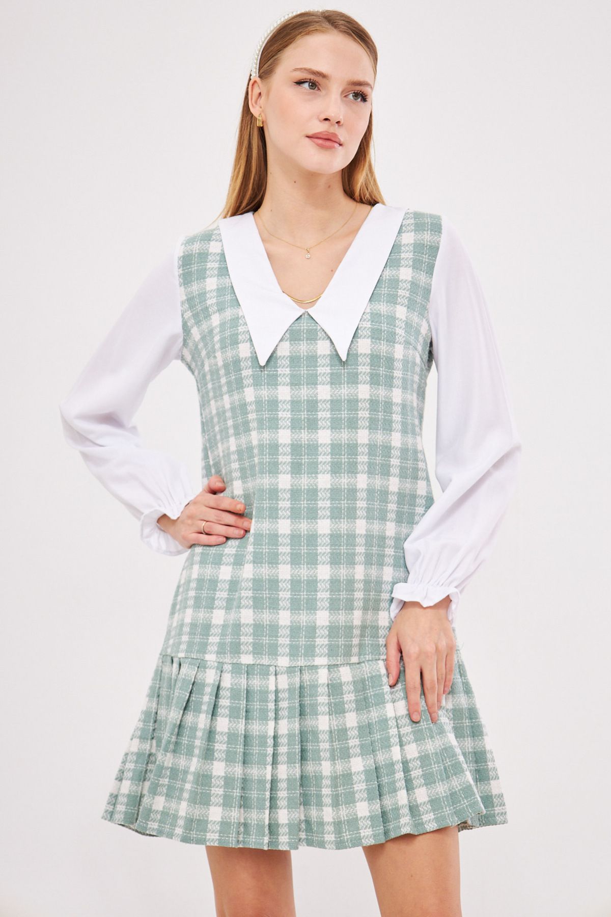 mini robe à col chemise et ourlet plissé en tweed vert de cagla pour femme arm 24k001072