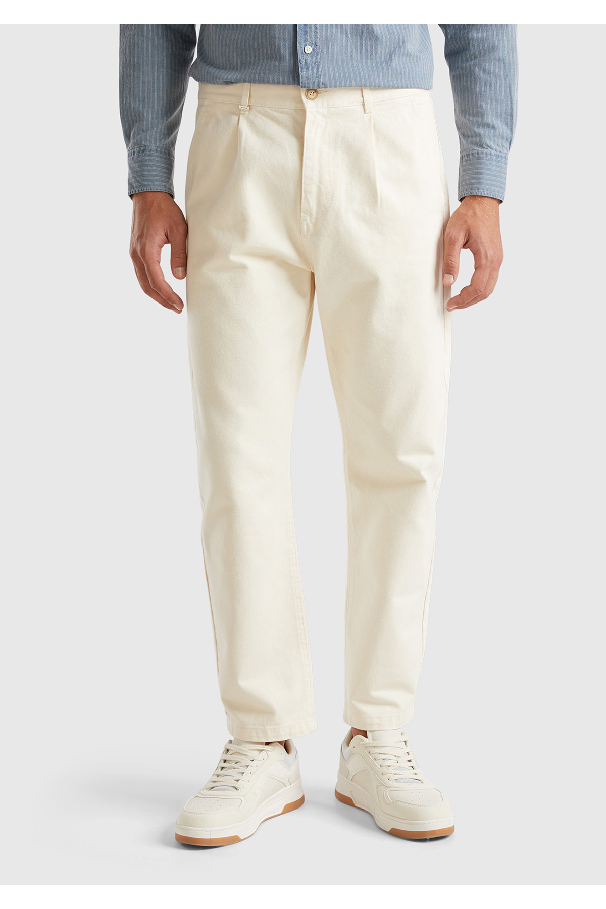 یونایتد کالرز آو بنتون شلوار جین مردانه ۱۰۰٪ پنبه‌ای کرم رنگ با جیب‌های کناری و برچسب لوگو در پشت