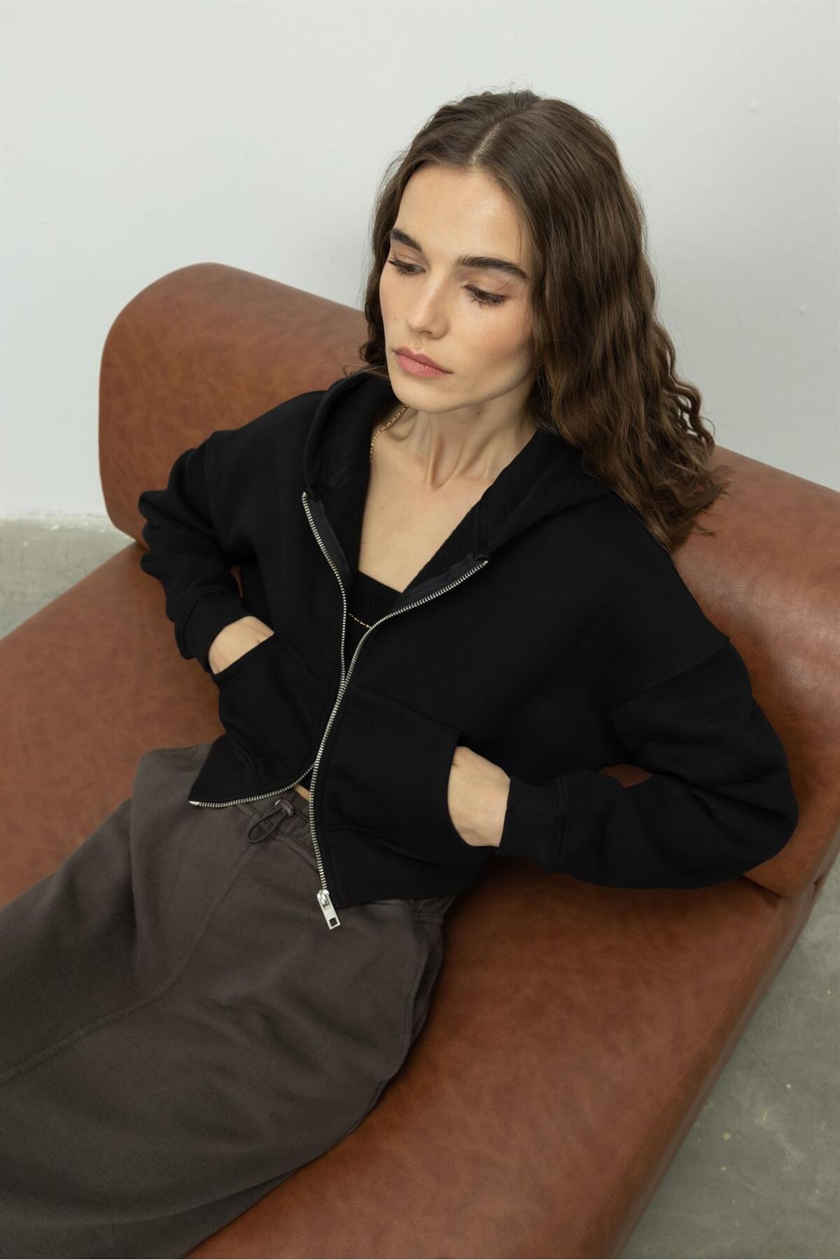 TUBİA  Kadın Siyah Renk Kapüşonlu Şardonlu Crop Sweatshirt Hırka