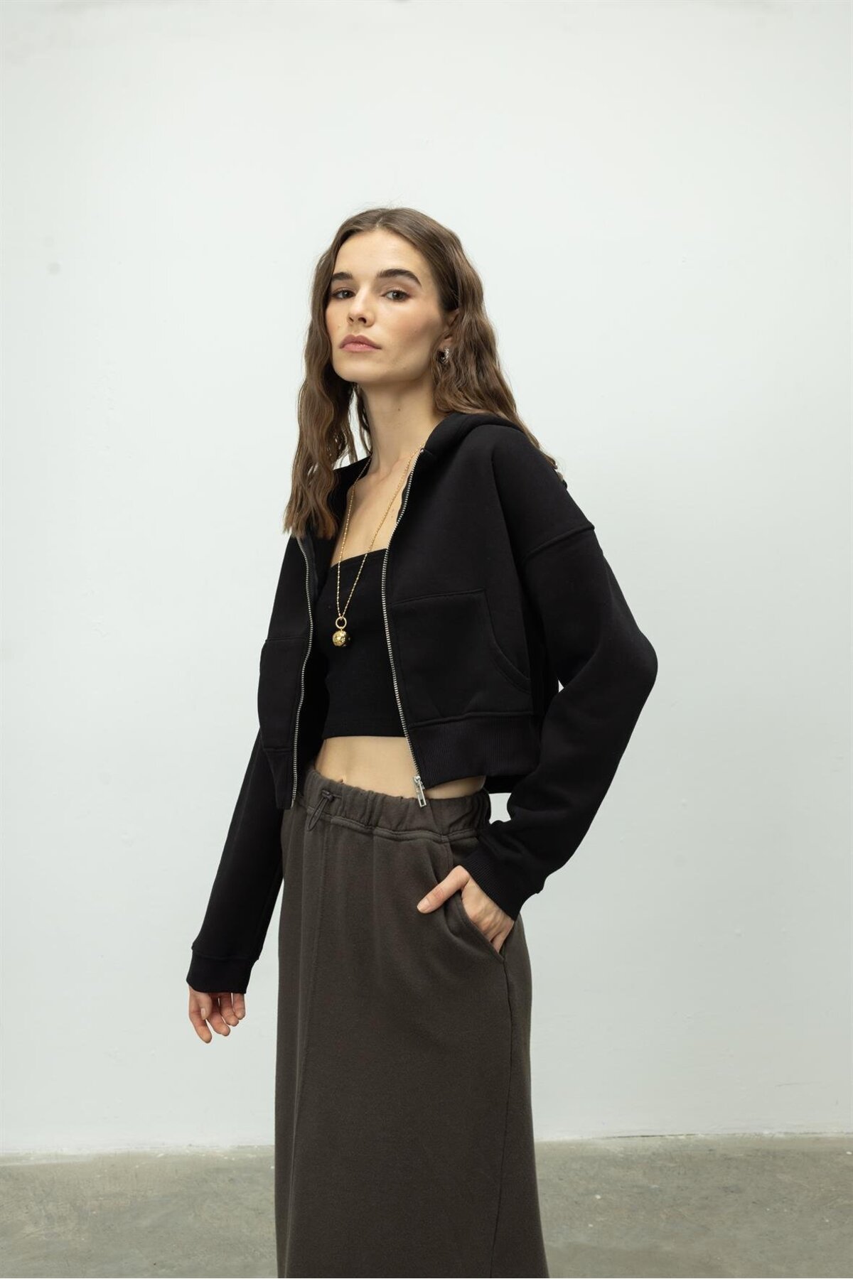 TUBİA  Kadın Siyah Renk Kapüşonlu Şardonlu Crop Sweatshirt Hırka - Görsel 3