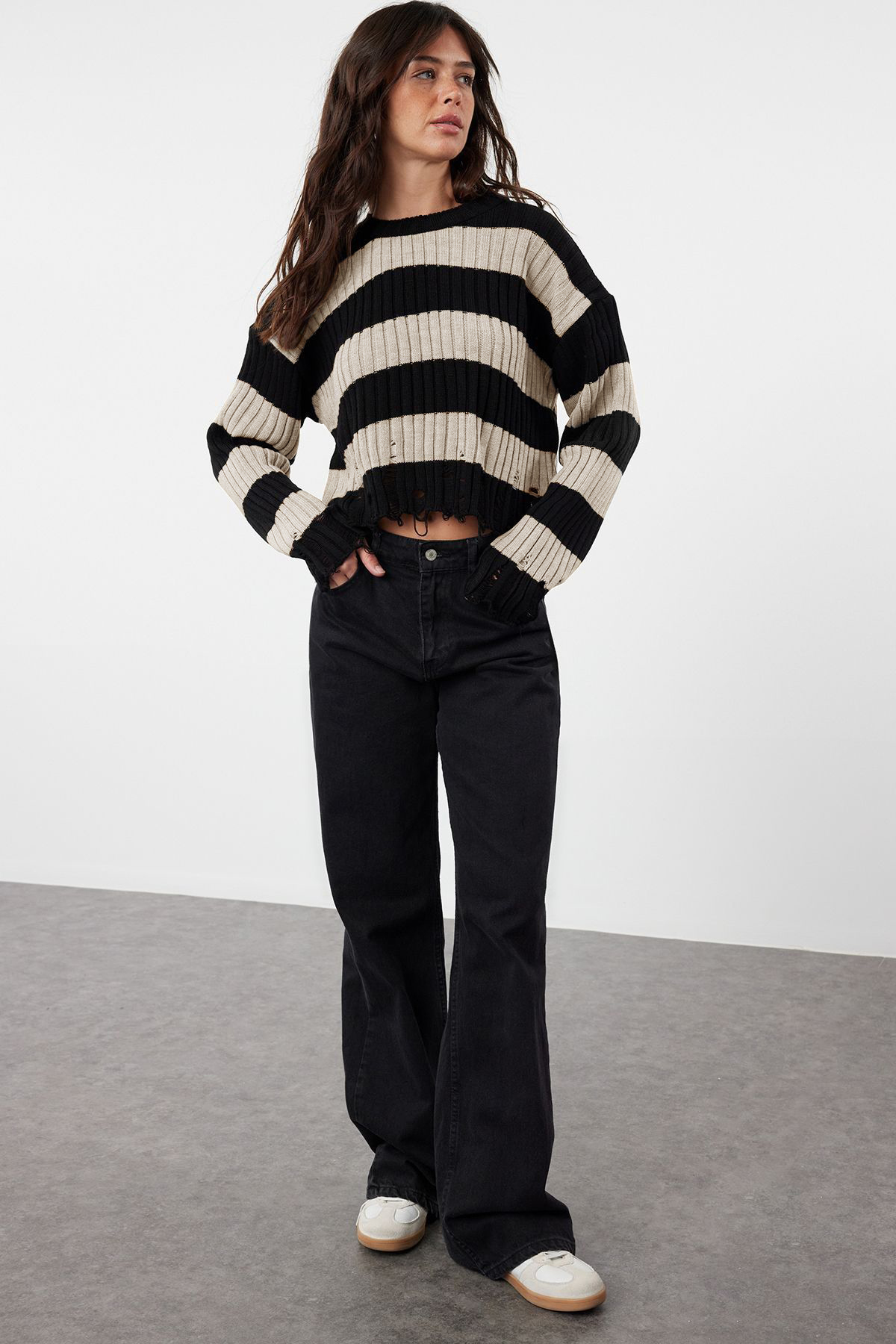 Trendyol Collection Fekete Crop széles szabású csíkos kötöttáru pulóver TWOAW24KZ00905