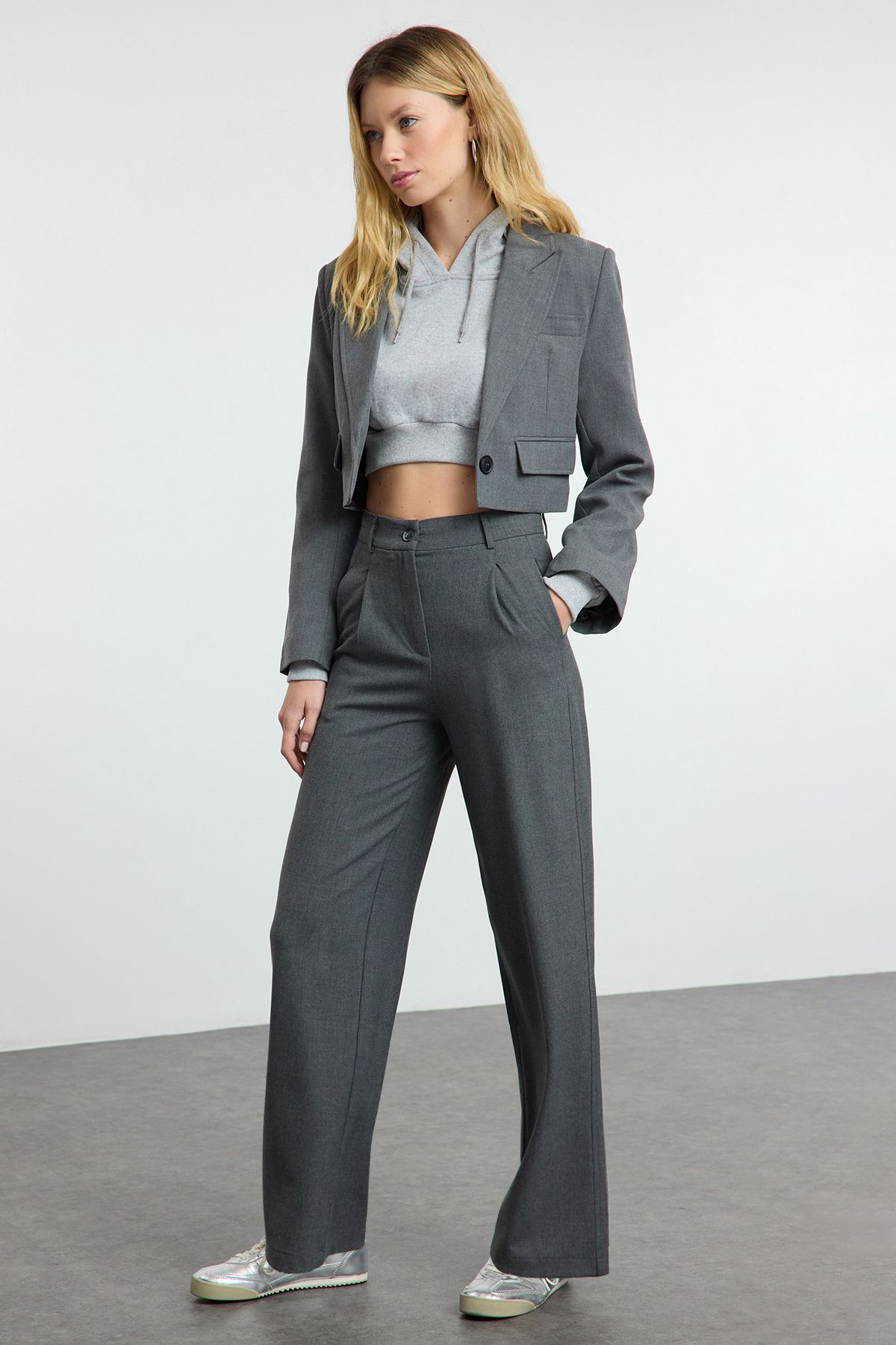 Trendyolmilla  Gri Wide Leg Geniş Paça Pileli Dokuma Pantolon TWOAW25PL00105 - Görsel 2