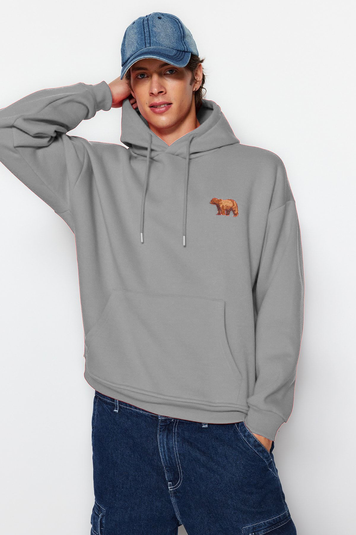 Trendyol Collection-Oversize šedá vyšívaná fleecová mikina s kapucí – TMNAW24sw00097 2